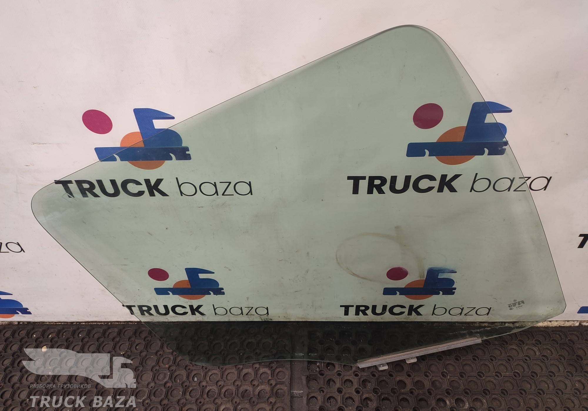 A9737200418 Стекло двери правой