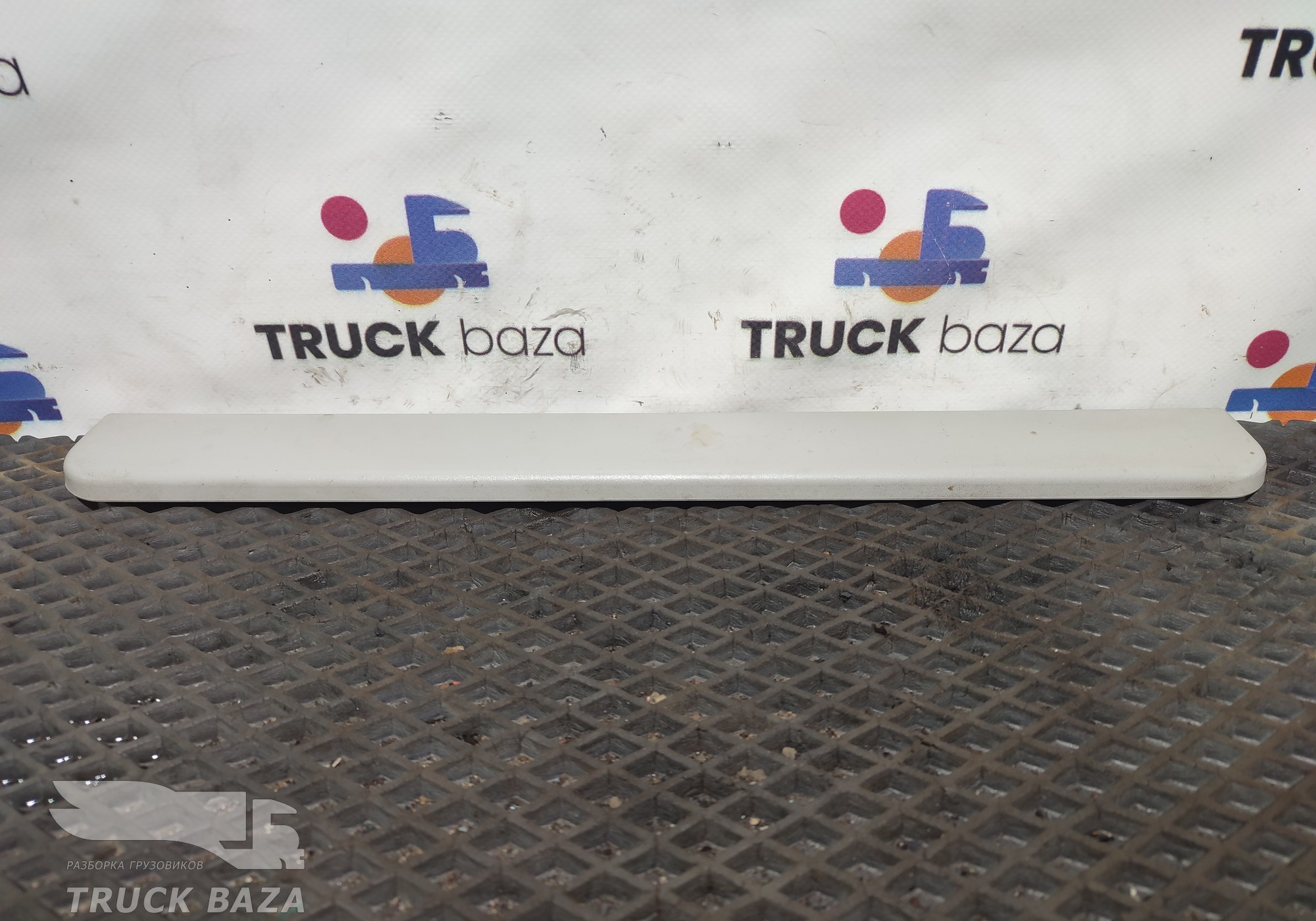 504009657 Заглушка панели приборов для Iveco Stralis II Hi-Way (с 2012)