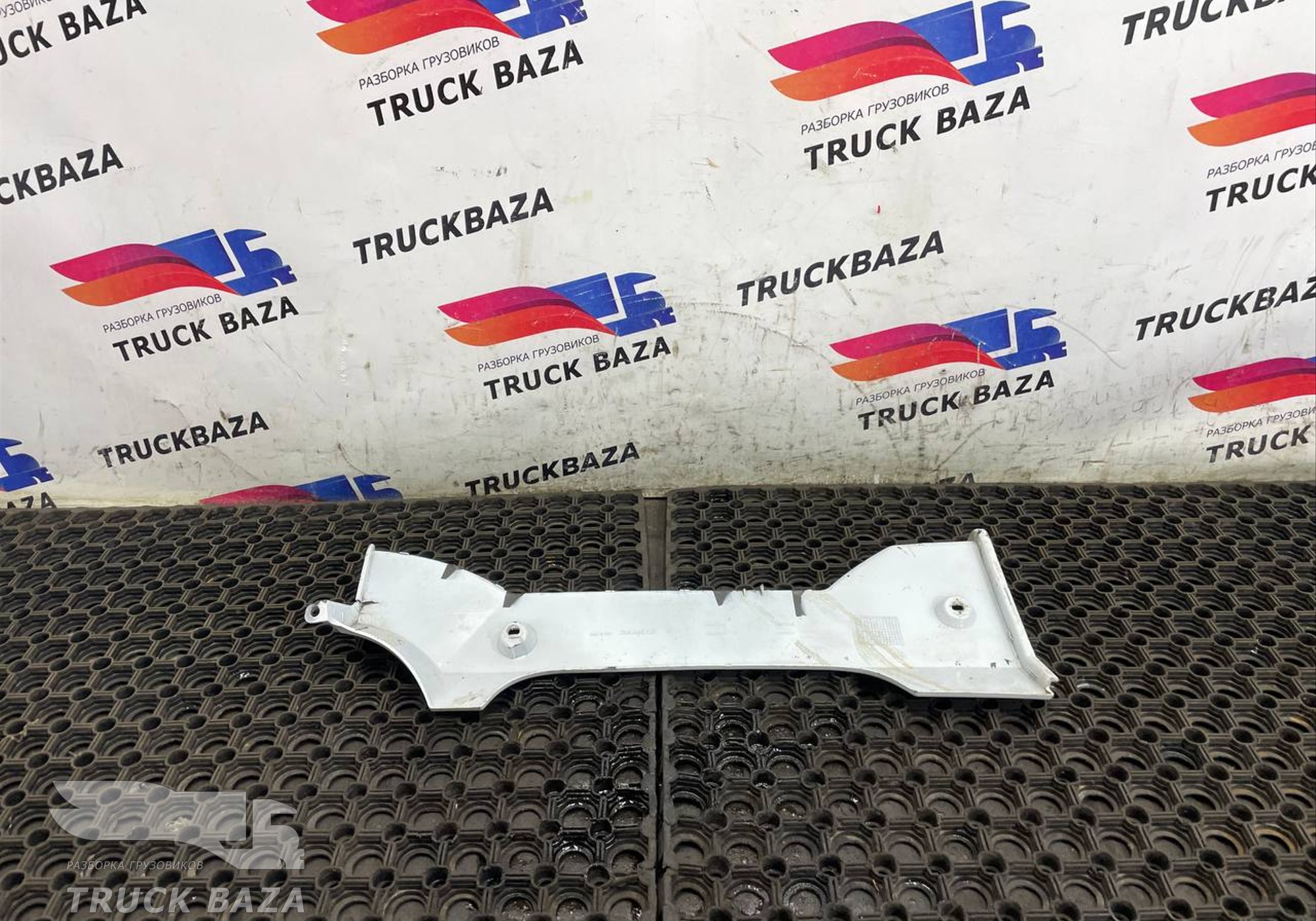 A9608856974 Накладка бампера правая для Mercedes-Benz Actros New Actros MP4 (с 2011)