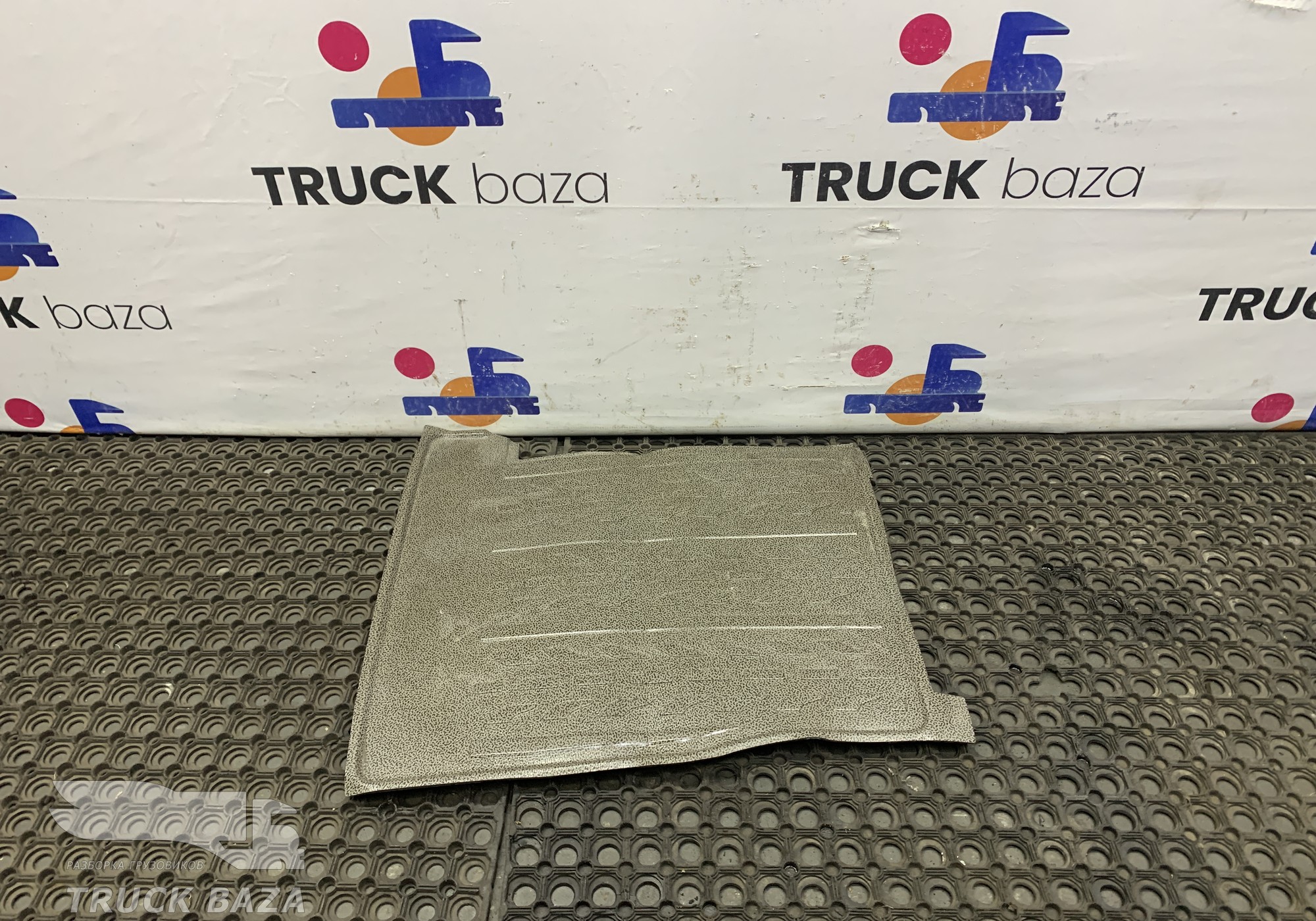 2124133 Напольное покрытие правое пассажирское для Daf XF106 (с 2012)