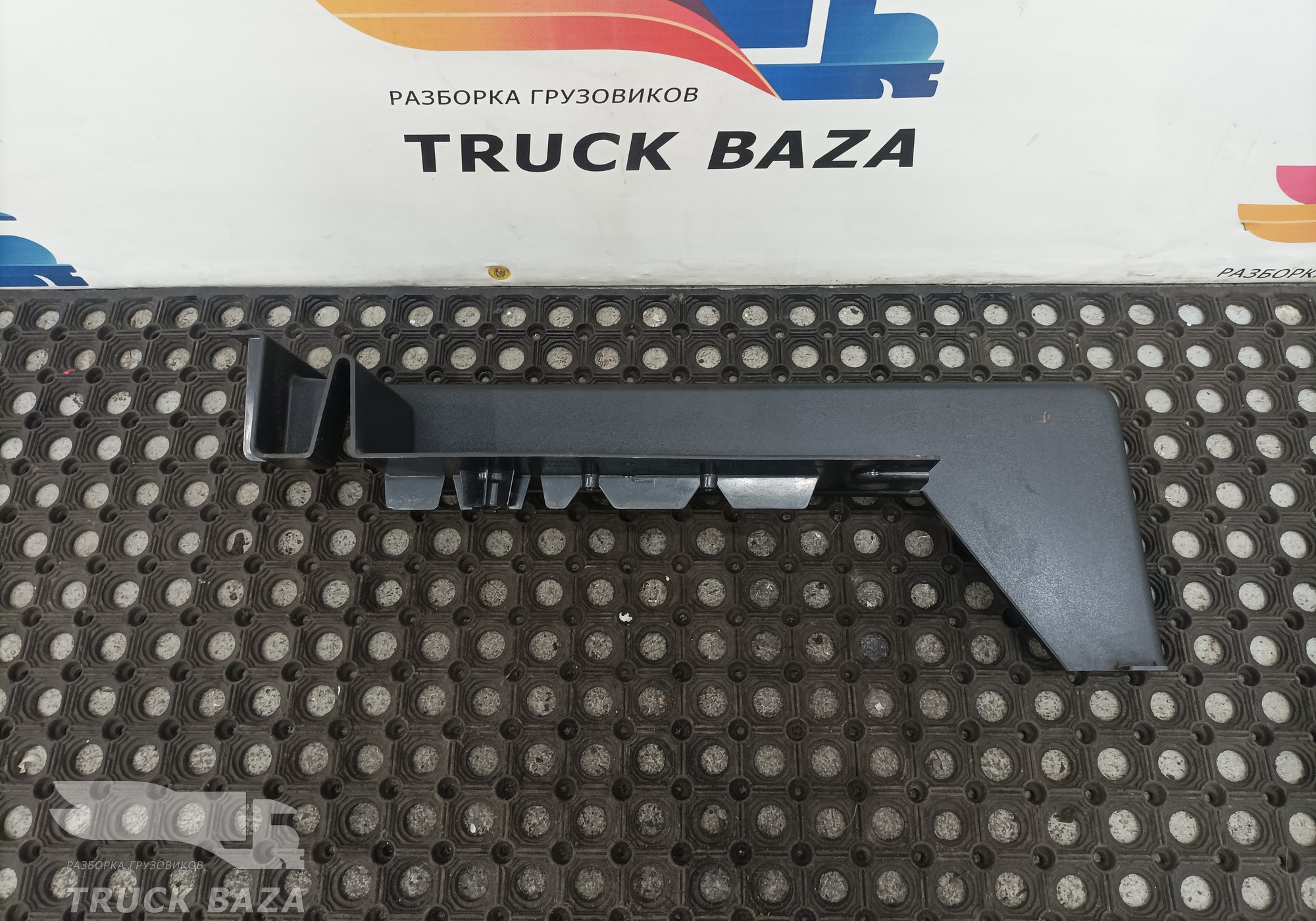 504208017 Накладка порога правая для Iveco Stralis I (с 2002)