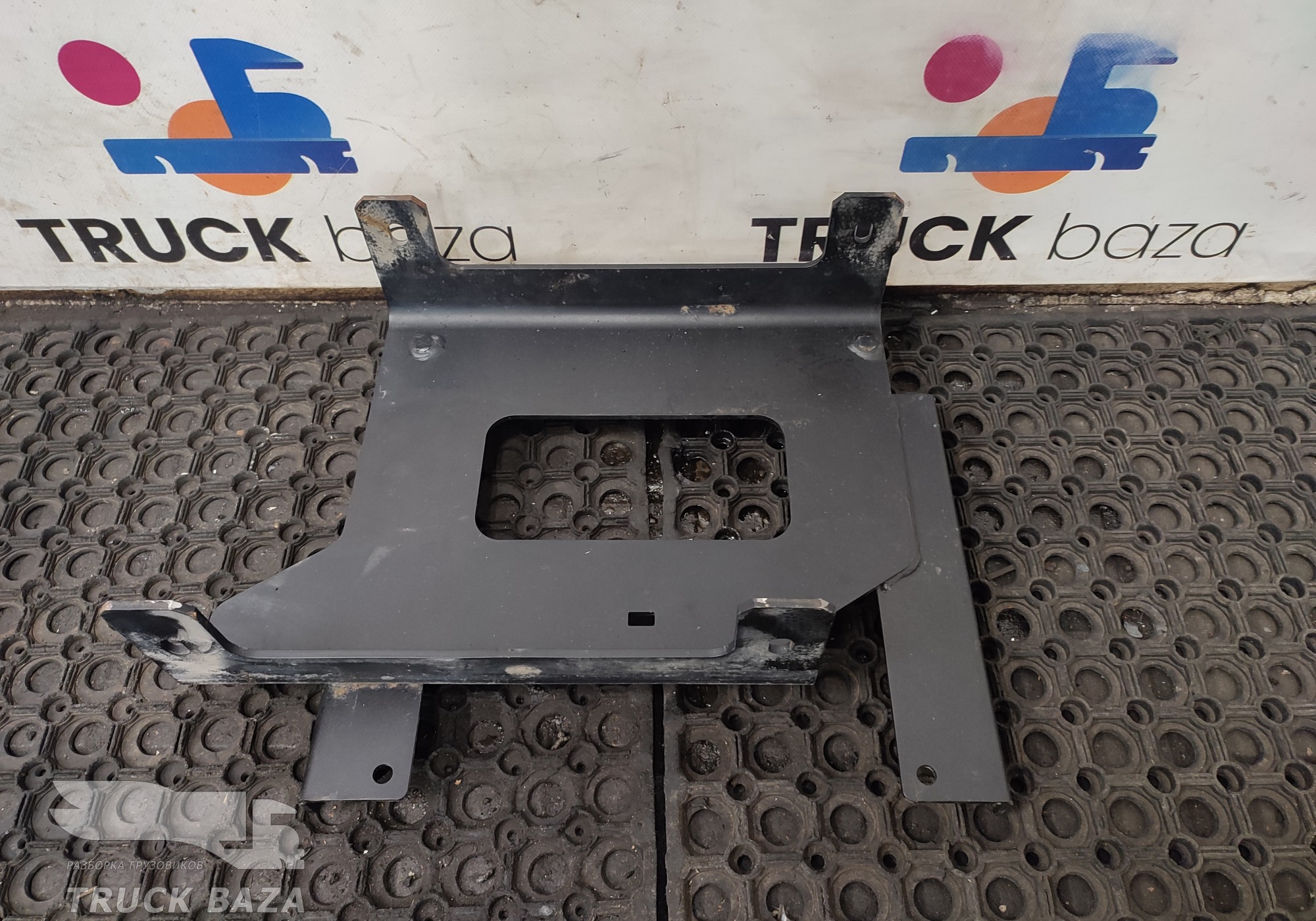 549018403515 Кронштейн крыла левый для КАМАЗ 54901