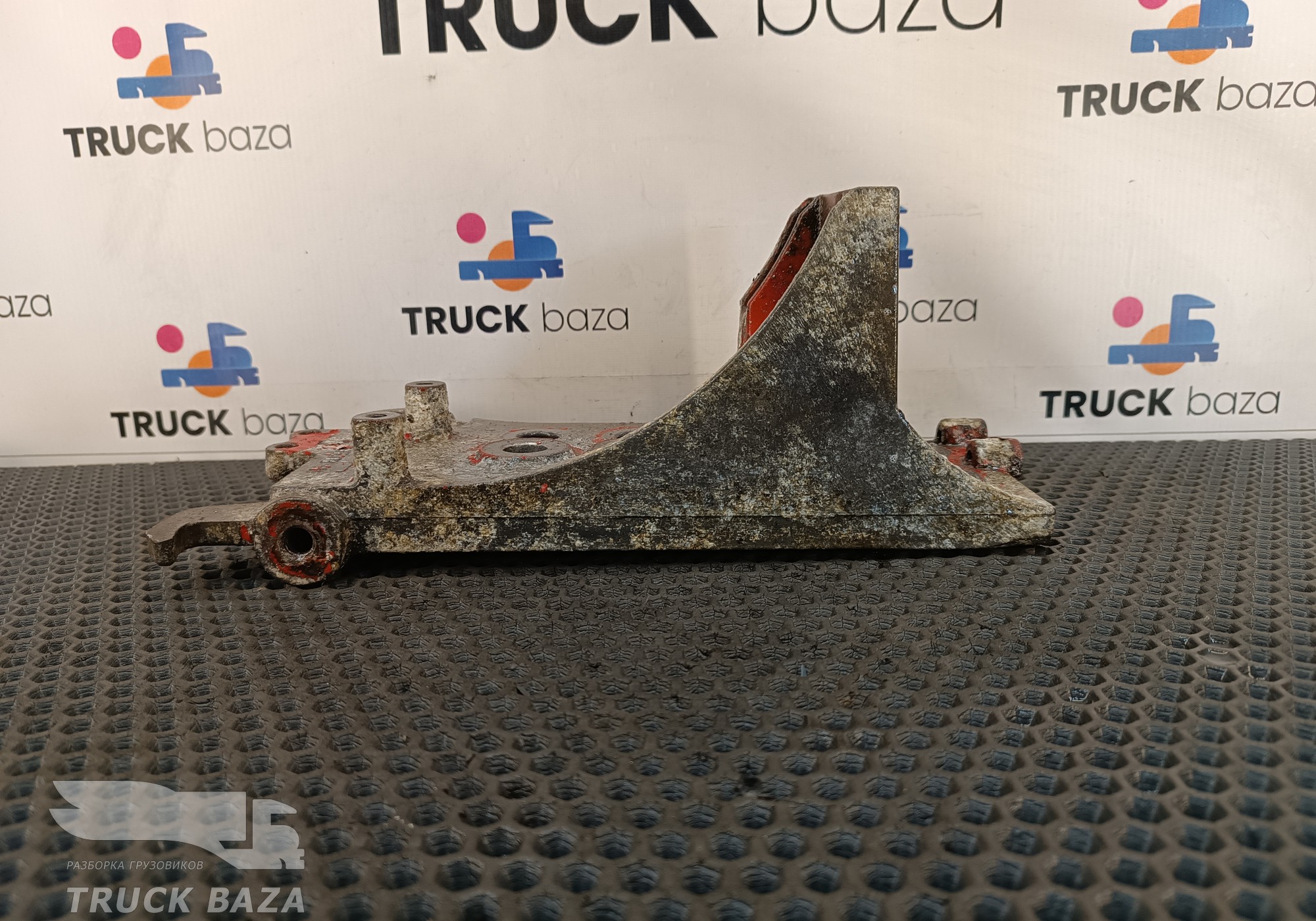 1735003 Кронштейн бампера правый для Daf 95