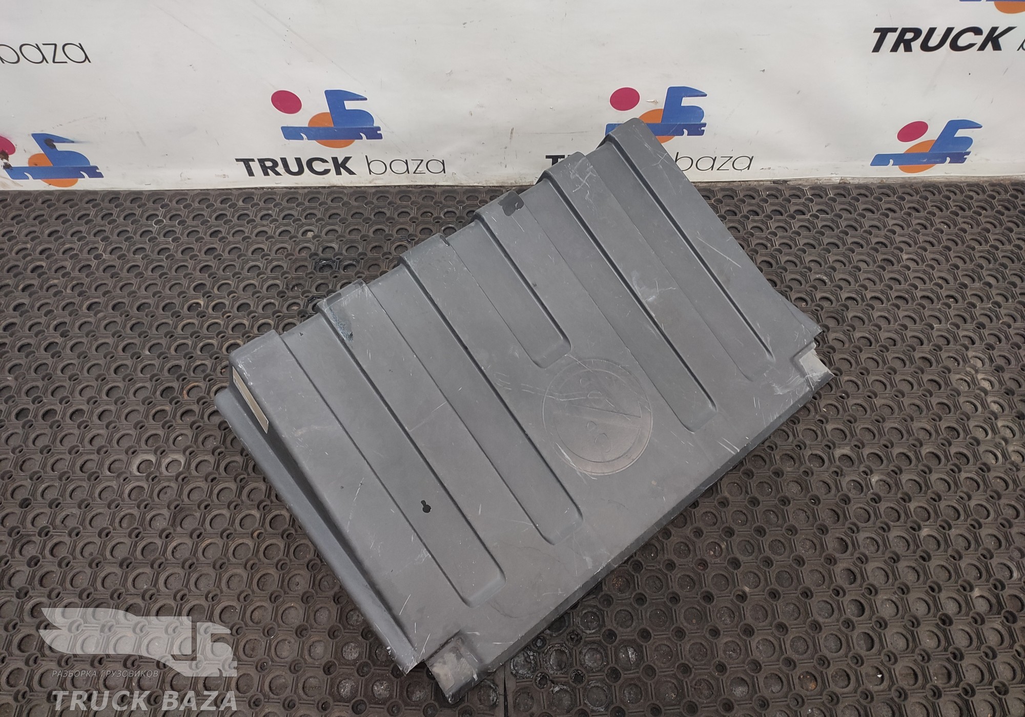 81418600139 Крышка ящика АКБ