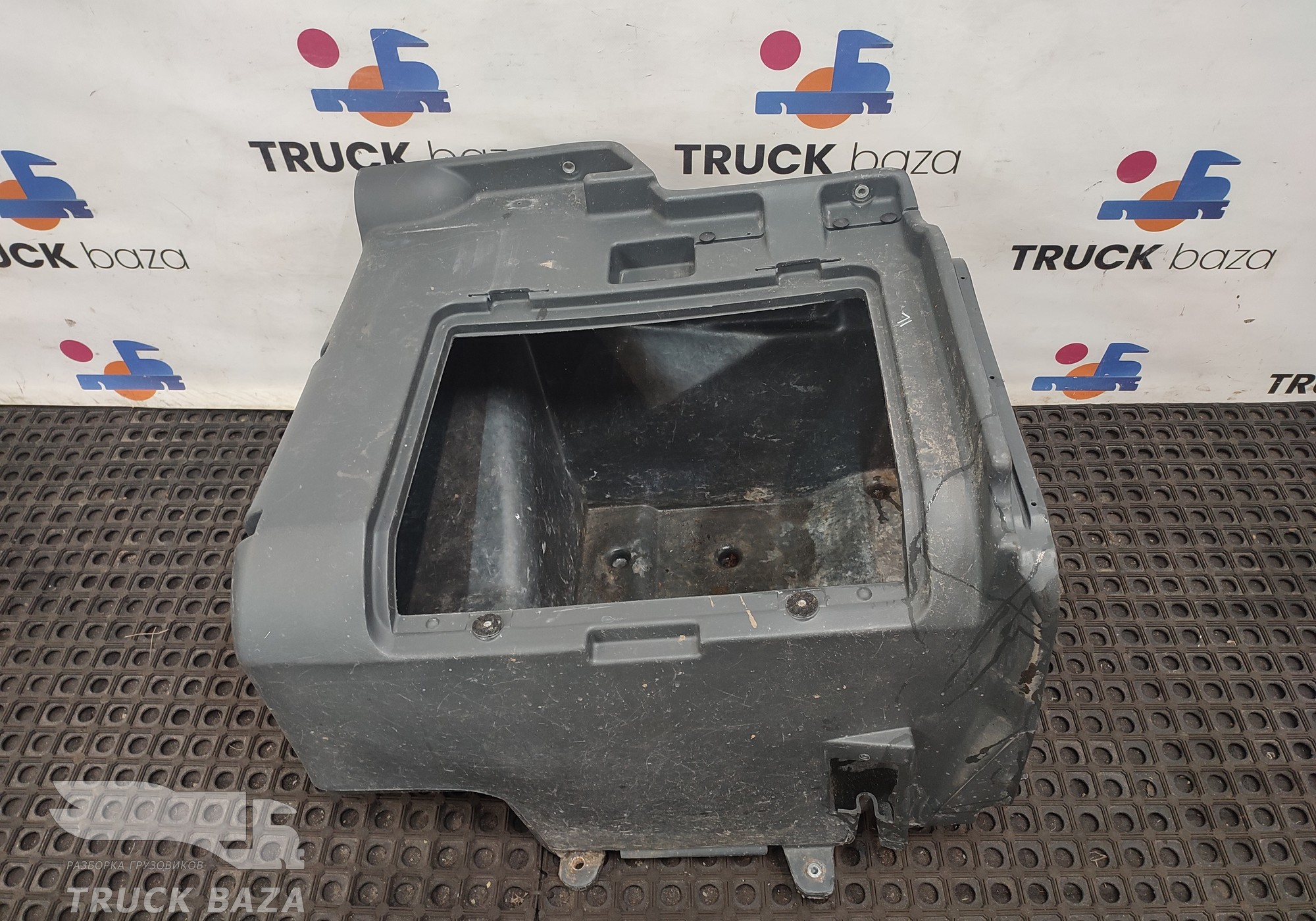 81669126199 Ящик инструментальный левый