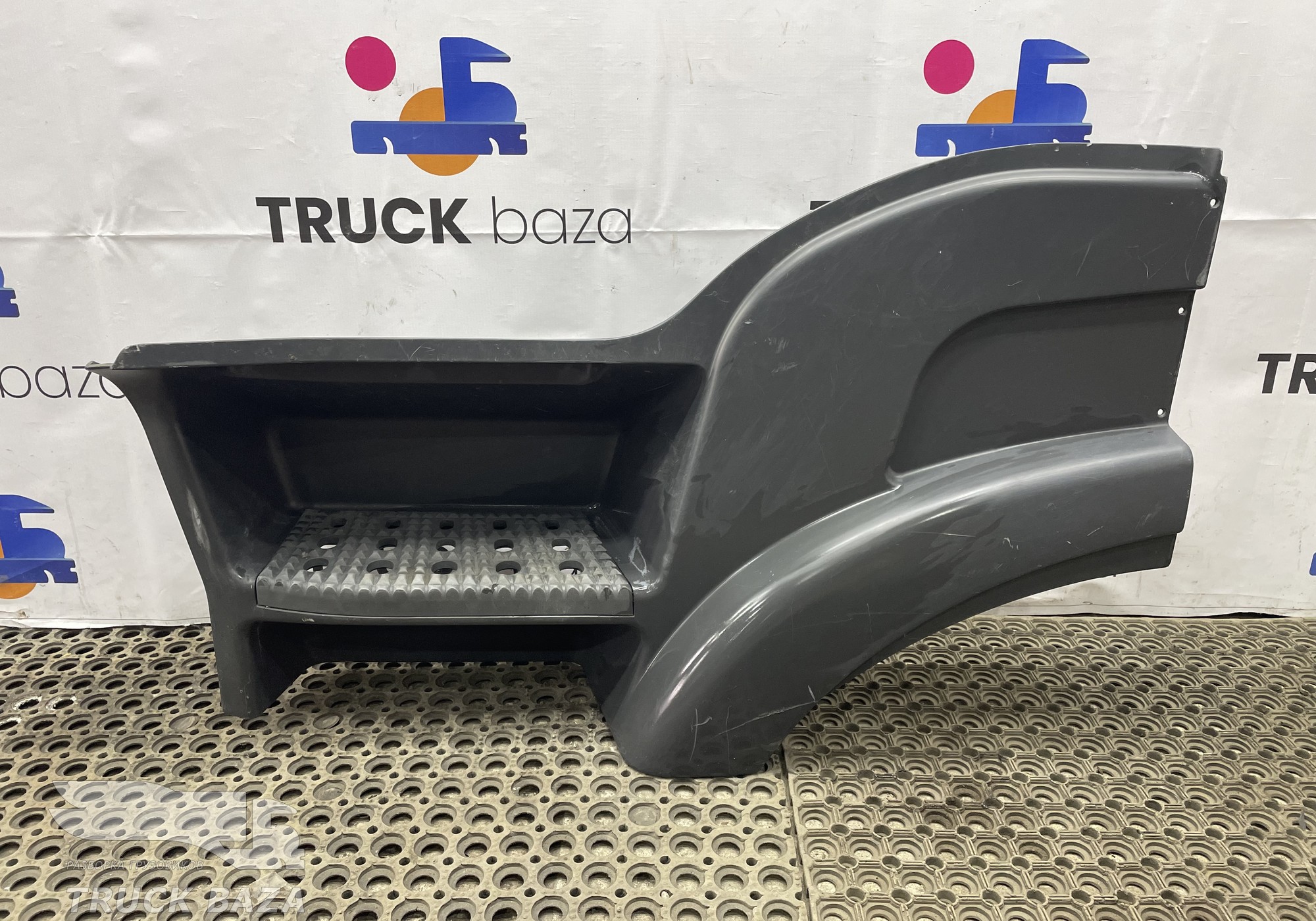 500375467 Корпус подножек левый