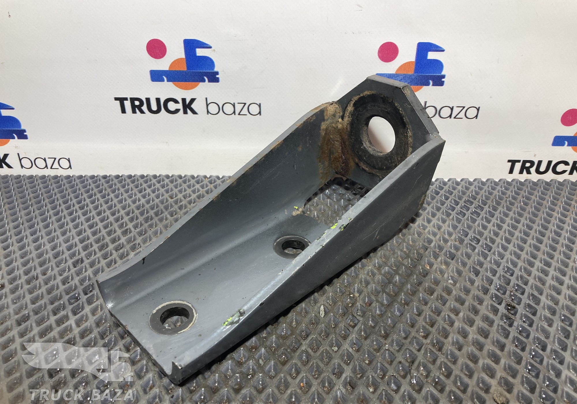 1437841 Кронштейн амортизатора переднего верхний