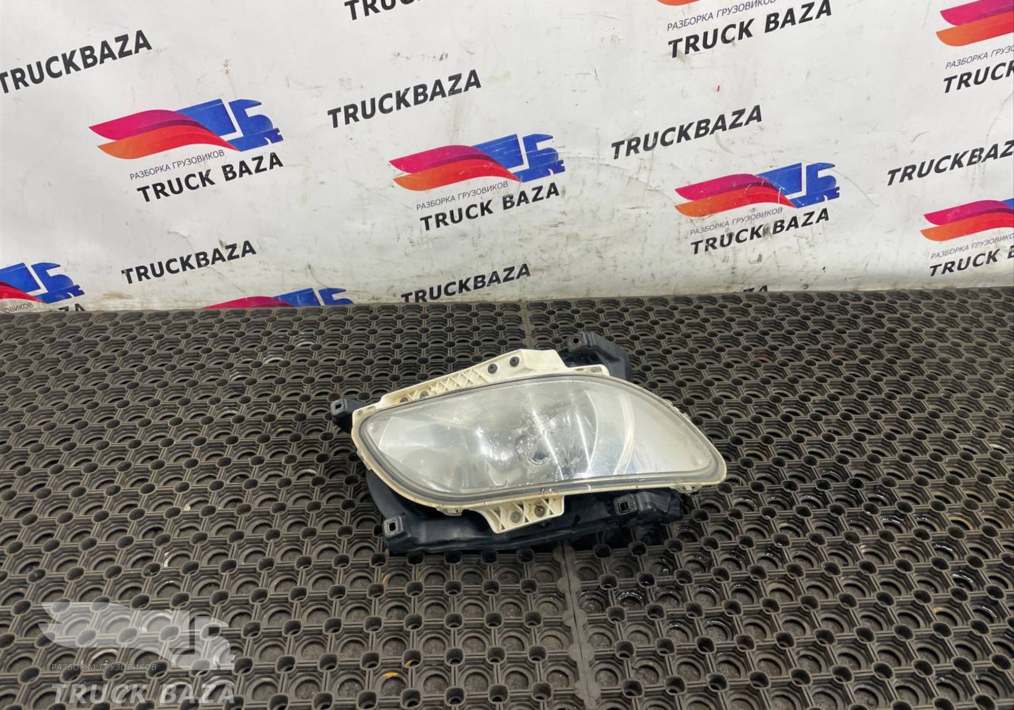 1835885 Фара противотуманная правая для Daf XF106 (с 2012)