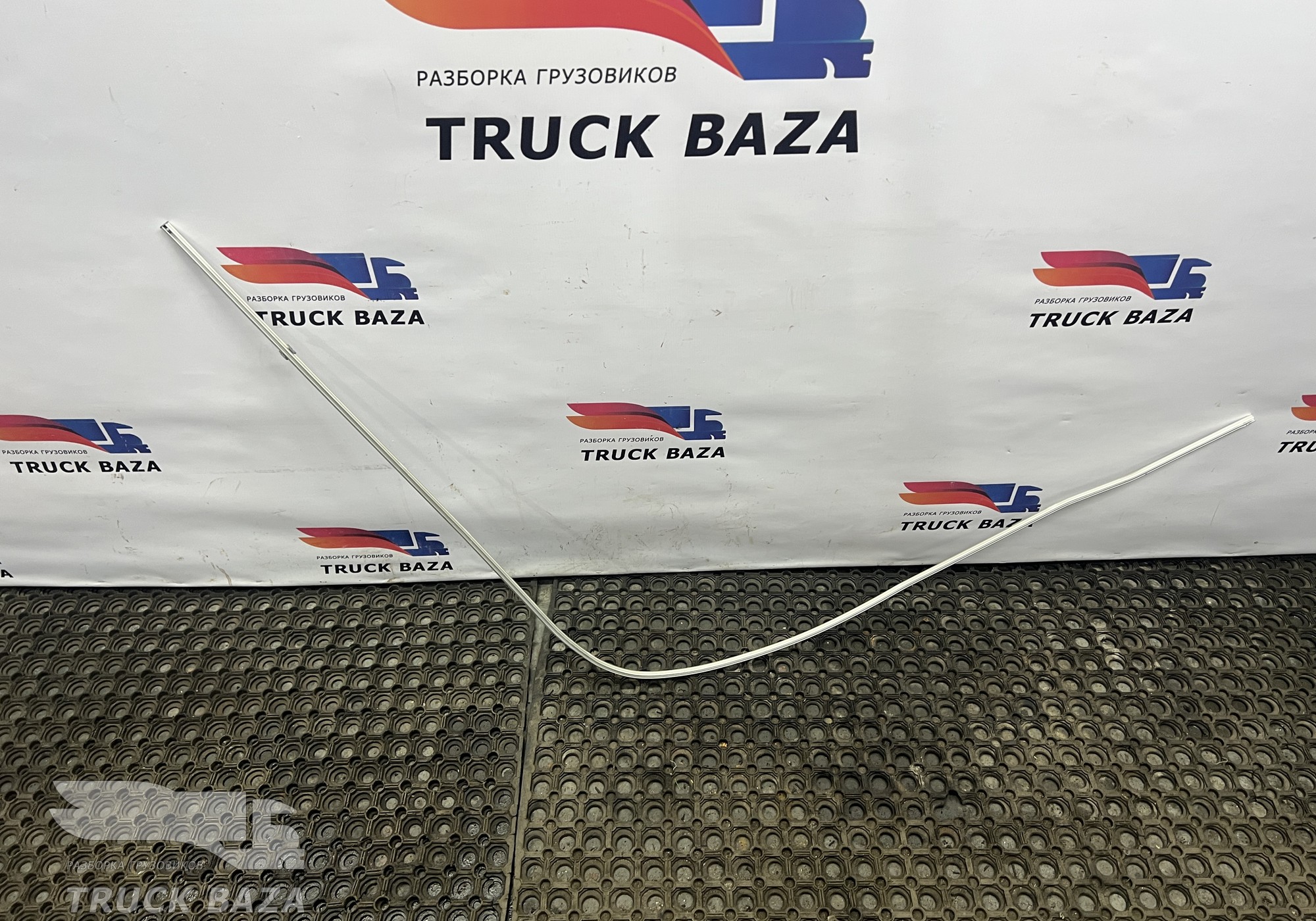 7482585437 Направляющая шторки правая для Renault T (с 2013)