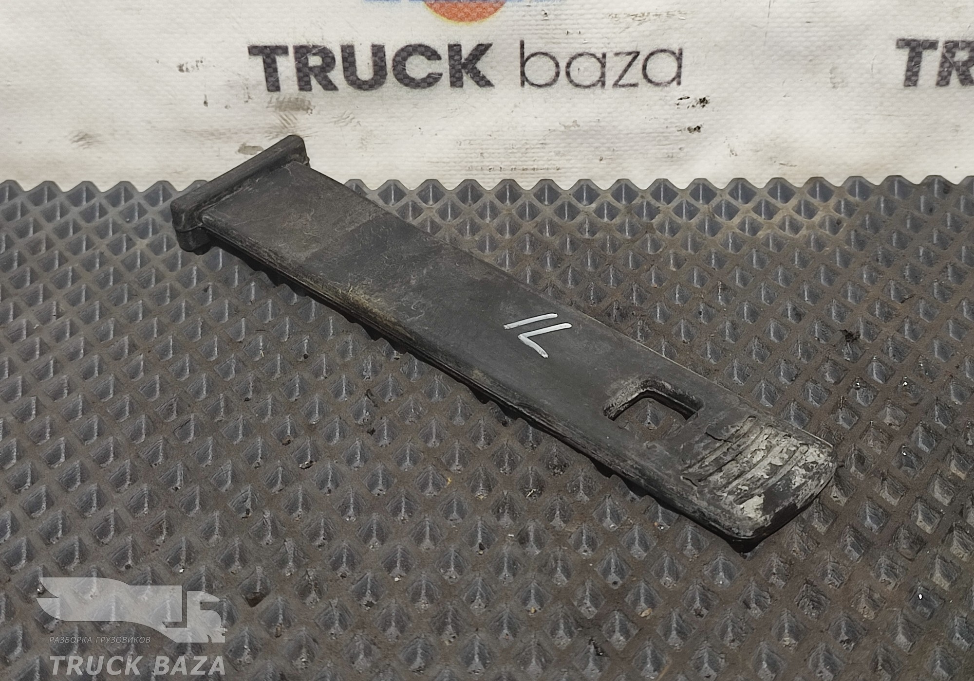 81664400192 Крепеж крыла