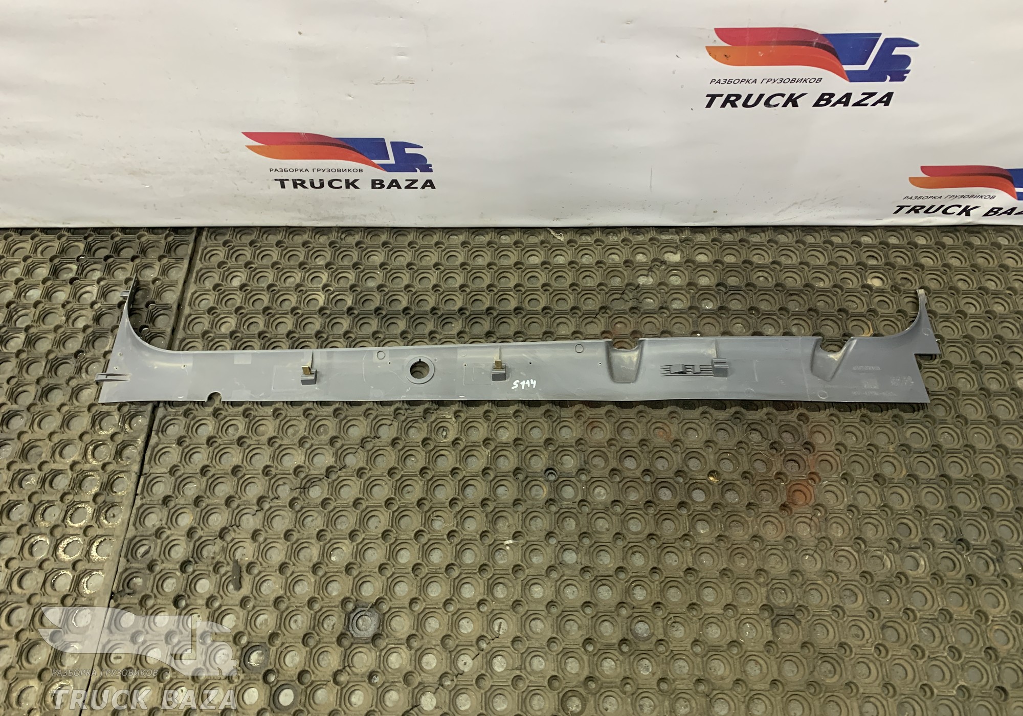 1892239 Обшивка боковой правой стойки кабины