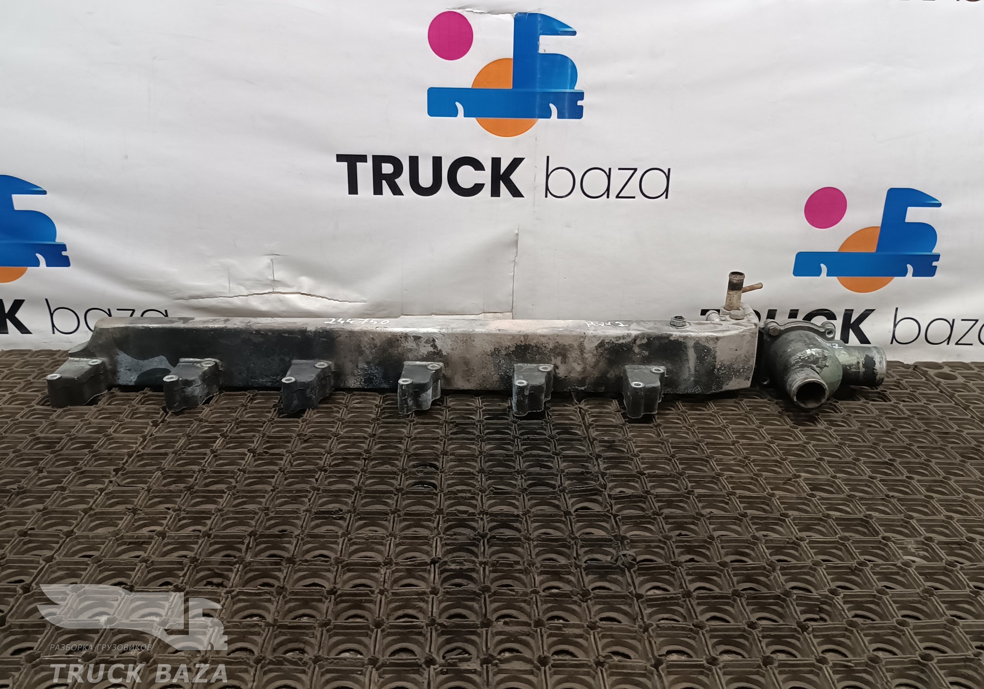 WG1034040027 Коллектор впускной водянной в сборе для Sinotruk Howo HW76