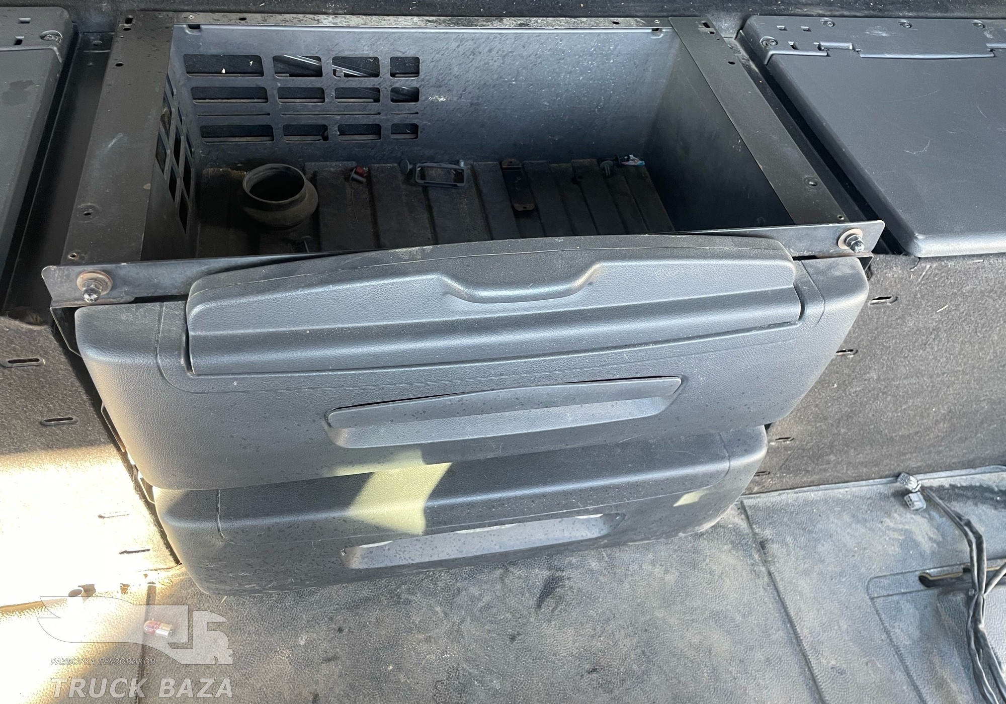 A9438401974 Ящик вещевой центральный для Mercedes-Benz Actros MP2 (с 2002 по 2008)
