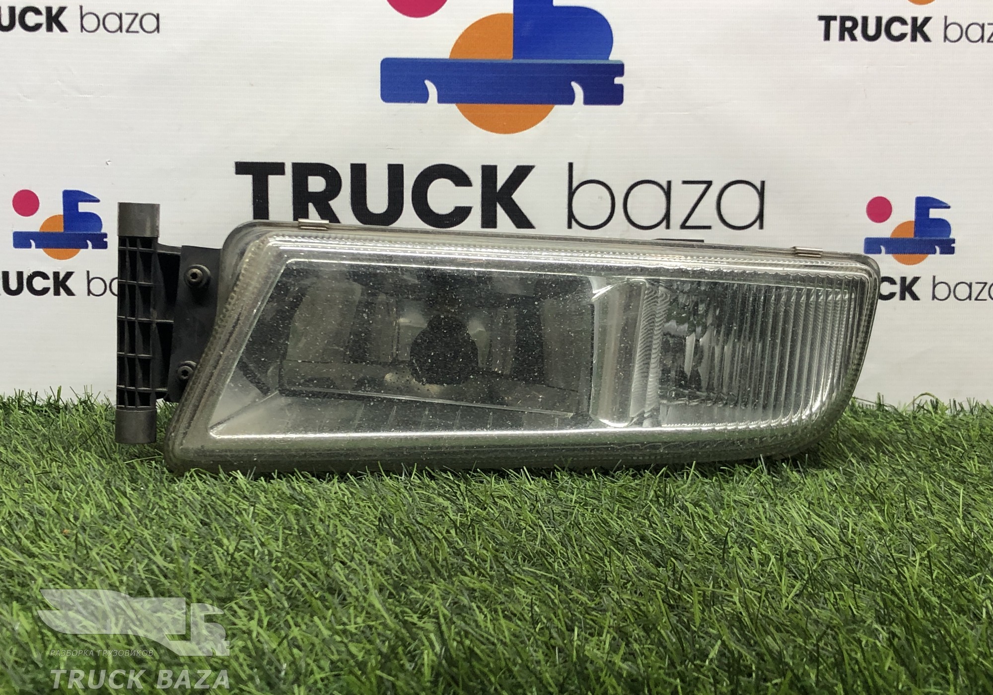 81251016521 Фара противотуманная левая