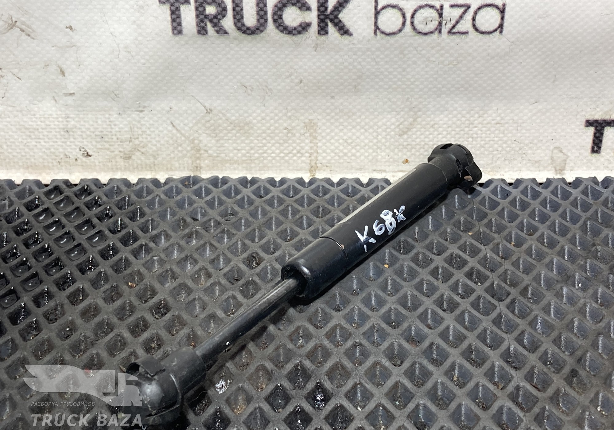 384590 Амортизатор бардачка верхнего для КАМАЗ 54901