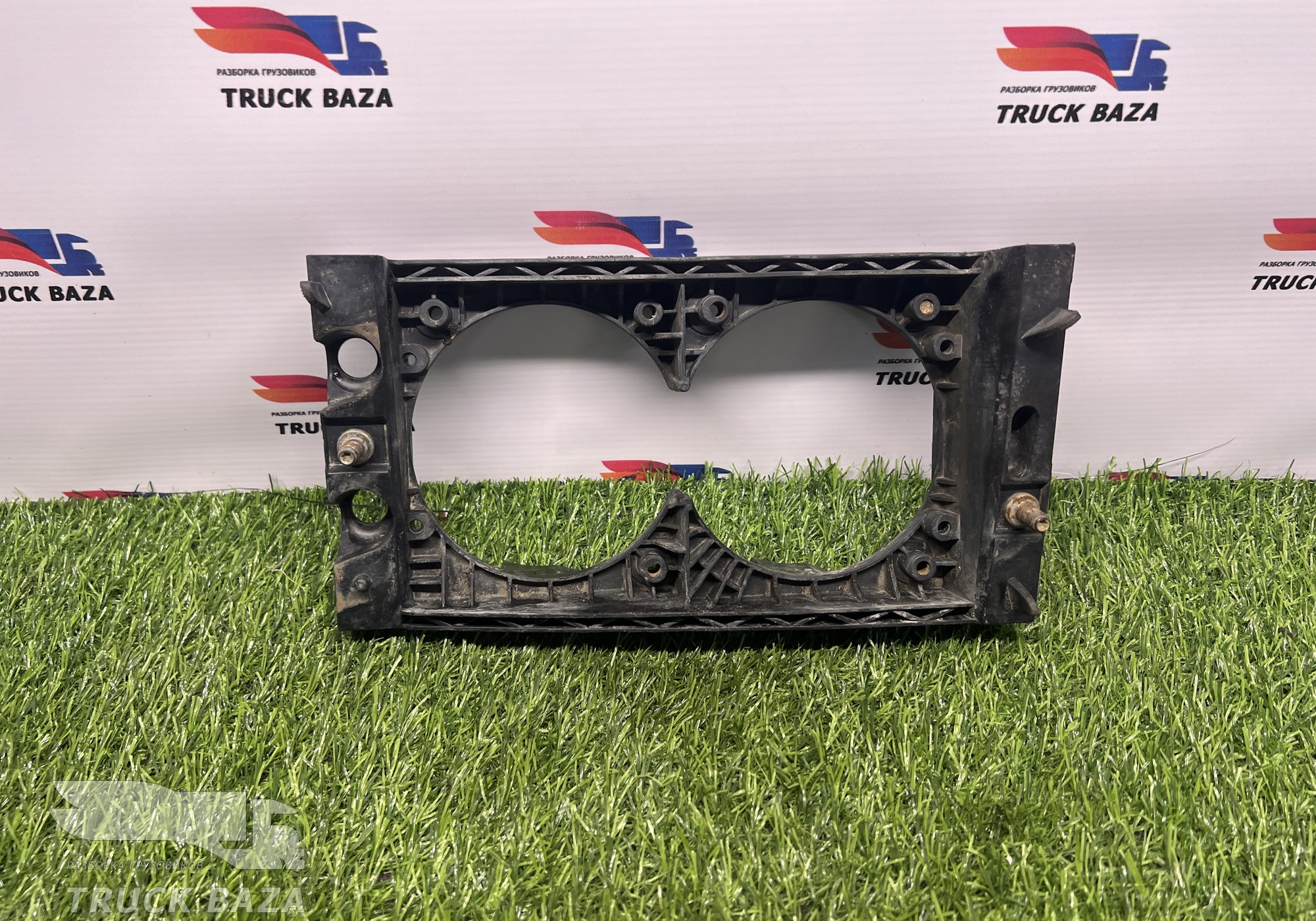 1803169 Рамка противотуманной фары правой