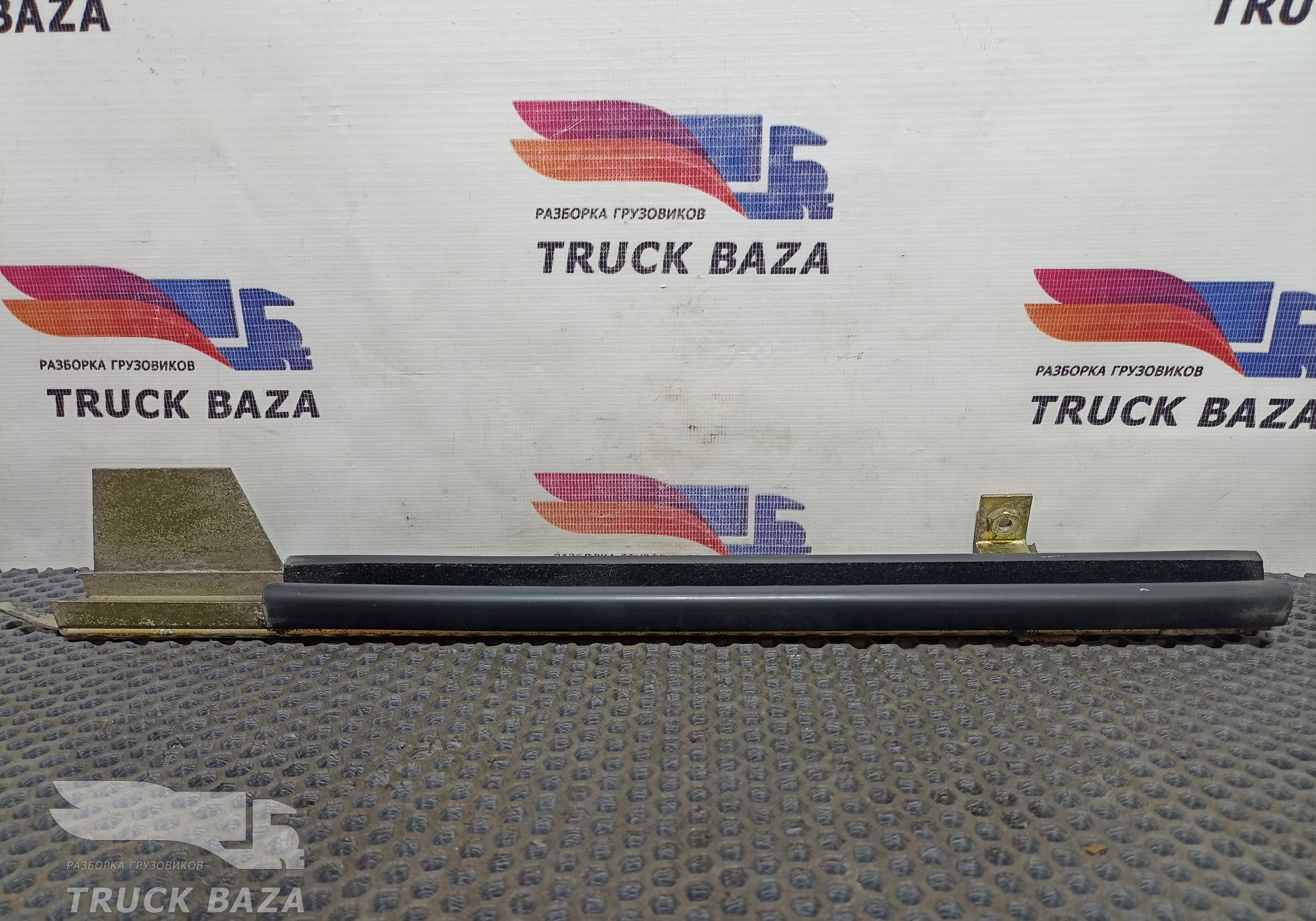 1389192 Направляющая стекла двери правой для Daf XF105