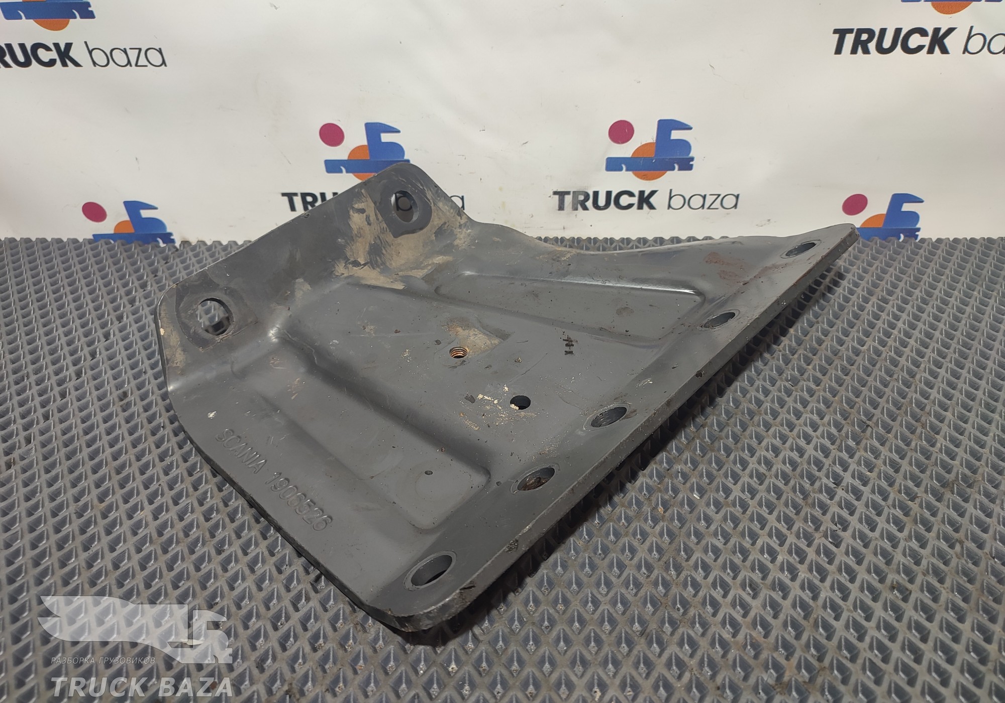 1906526 Кронштейн траверсы передний правый