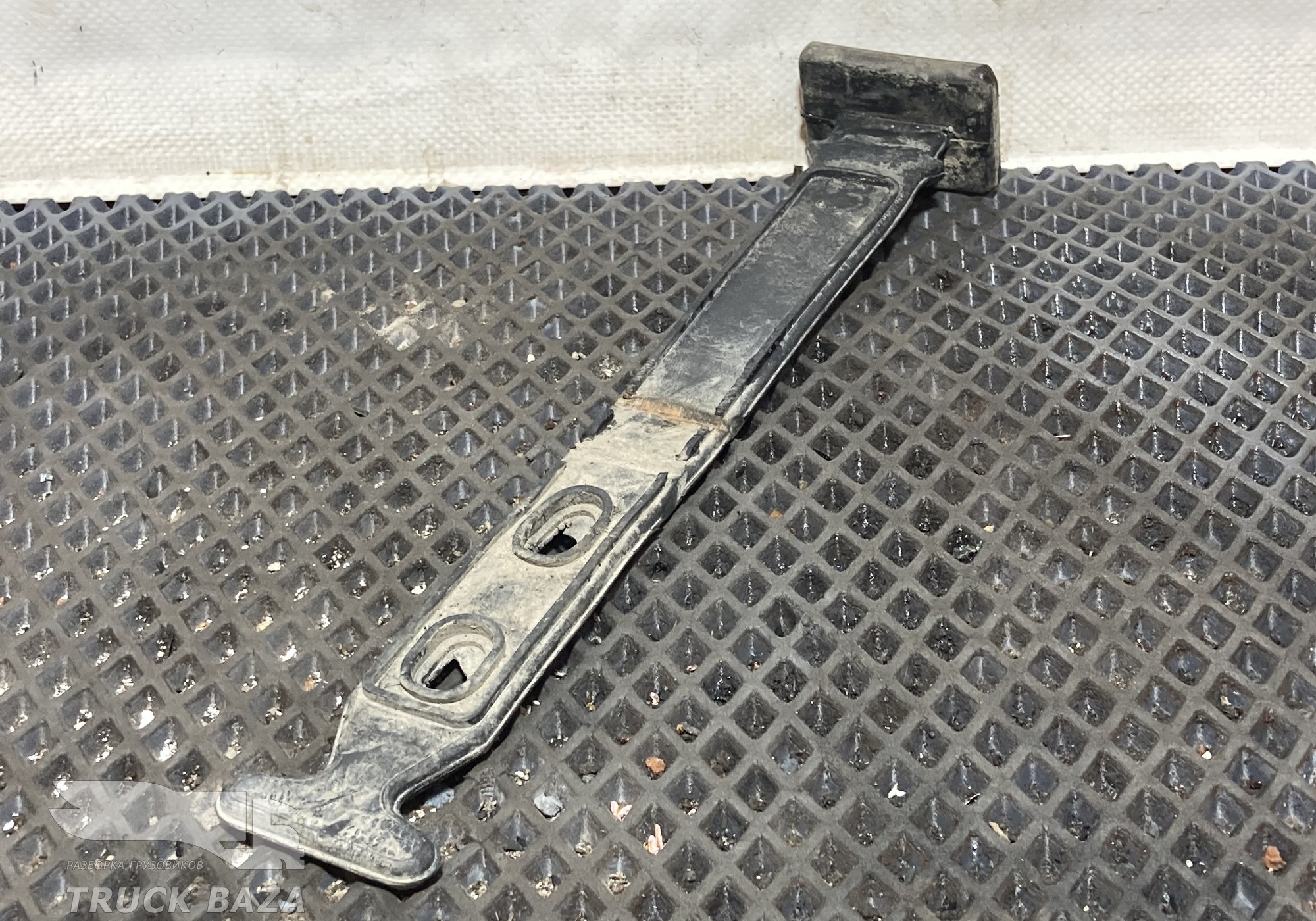 KM70013 Хомут заднего крыла