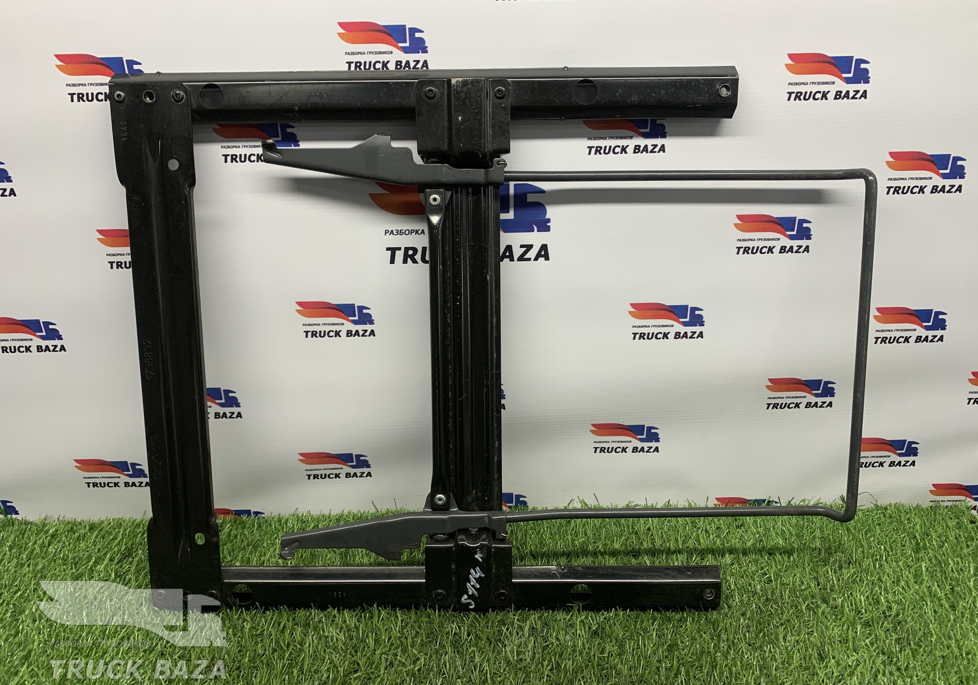 1738832 Салазки бардачка