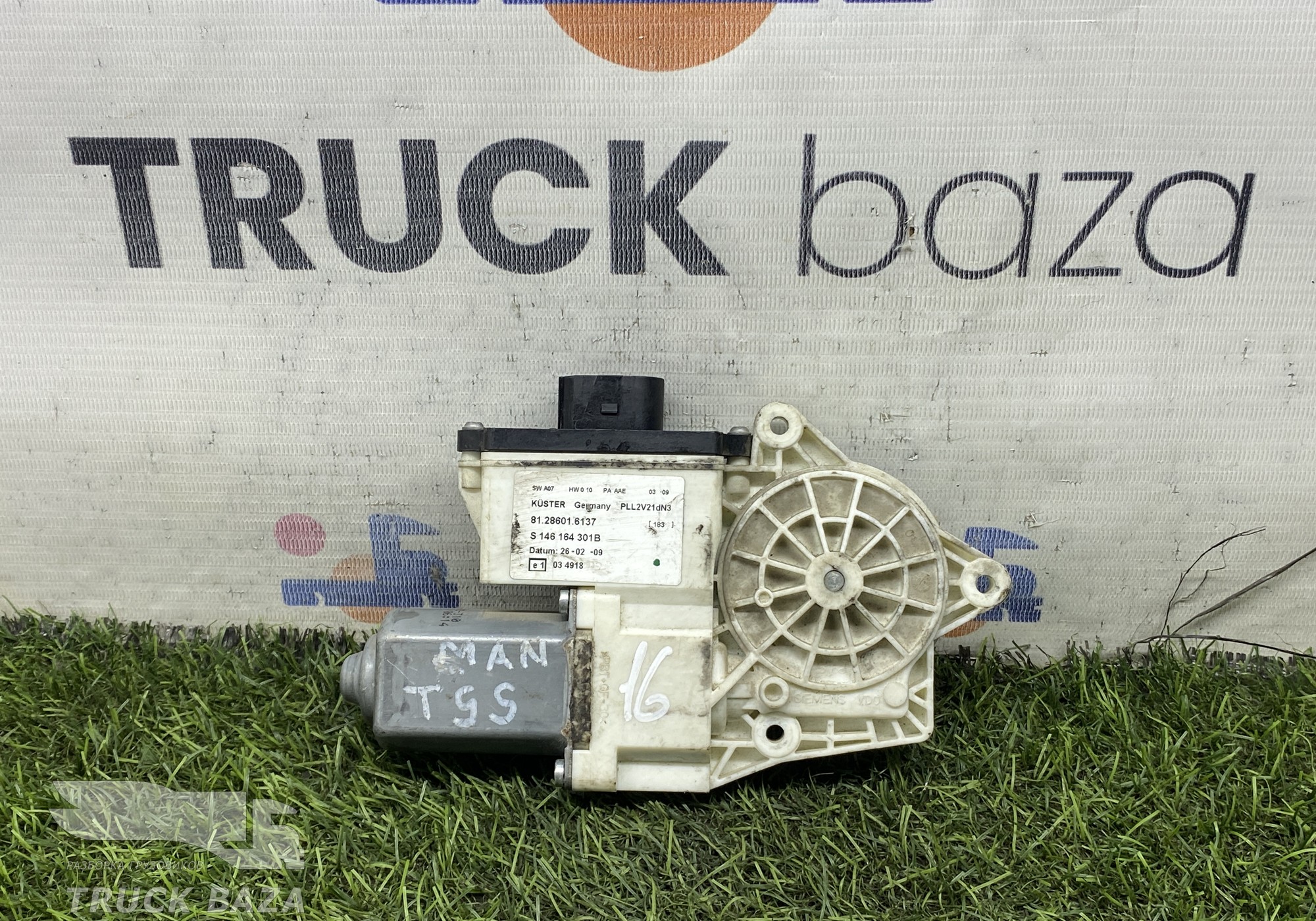 81286016137 Моторчик стеклоподъемника левый