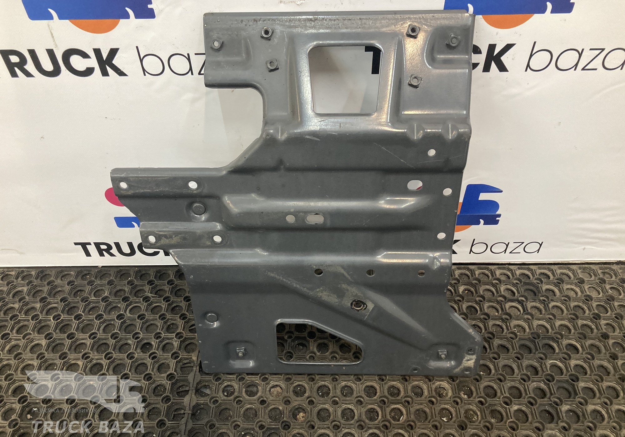 2626004 Кронштейн брызговика правый