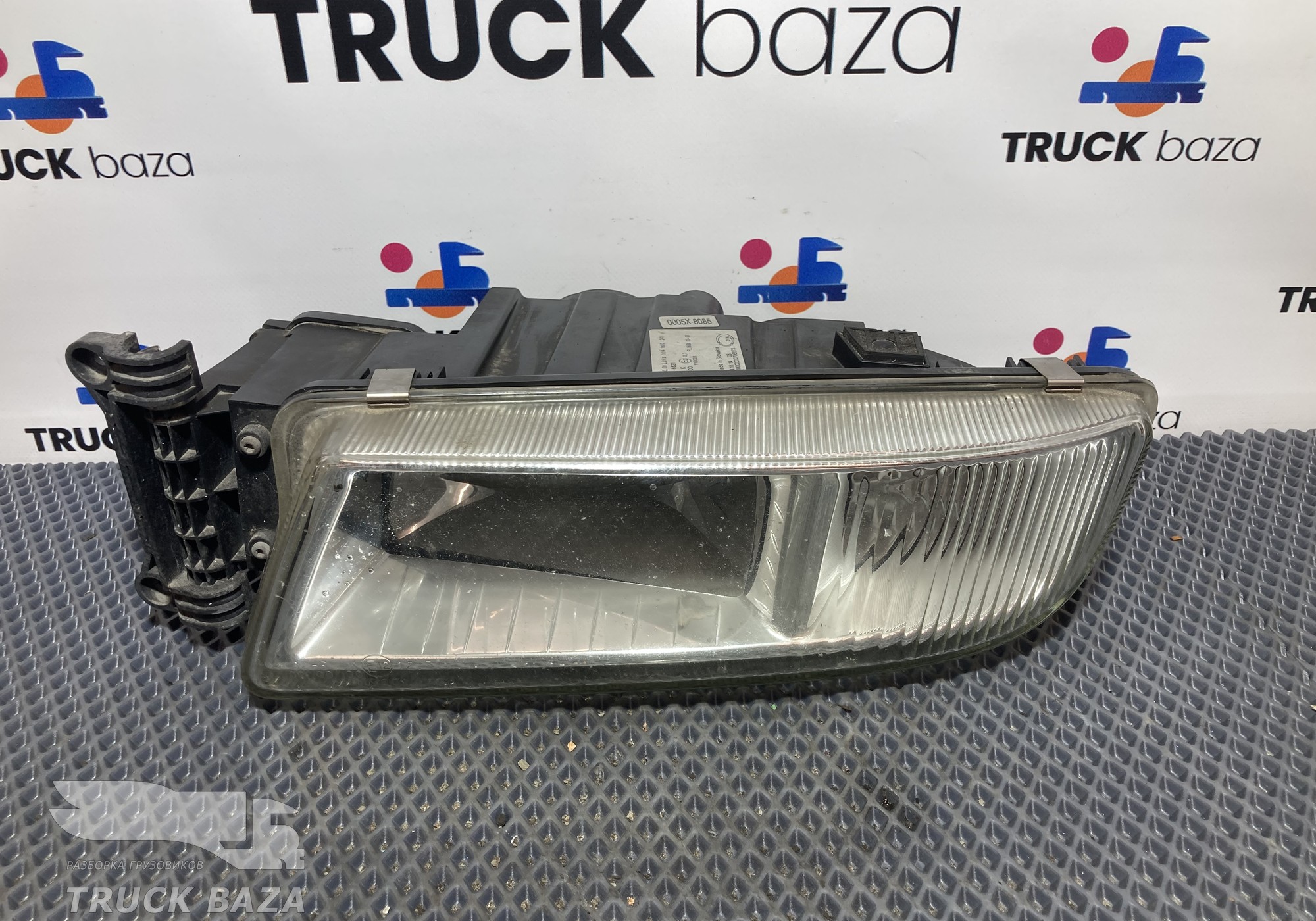 81251016521 Фара противотуманная левая