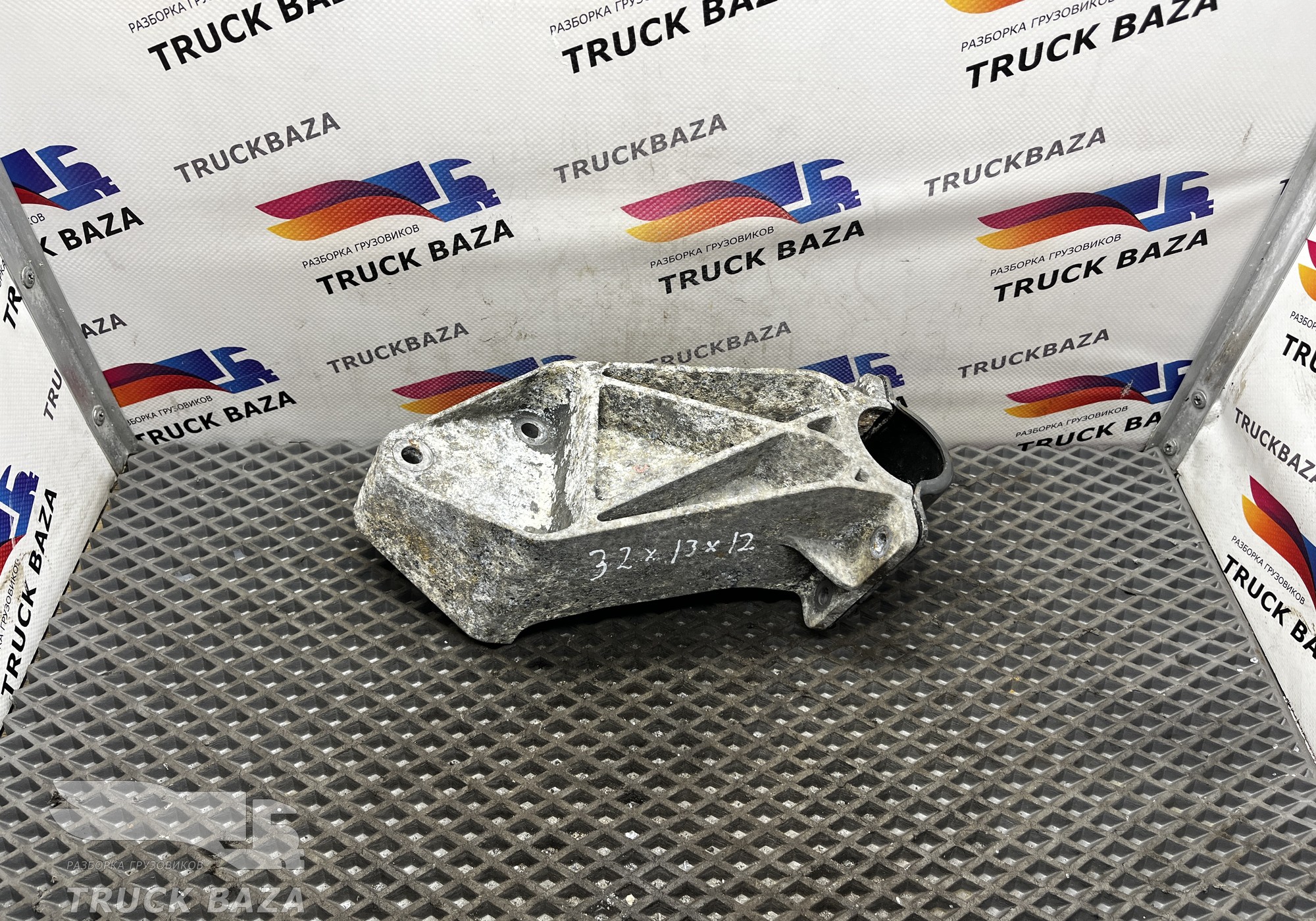 1371224 Кронштейн крепления крыла для Daf CF