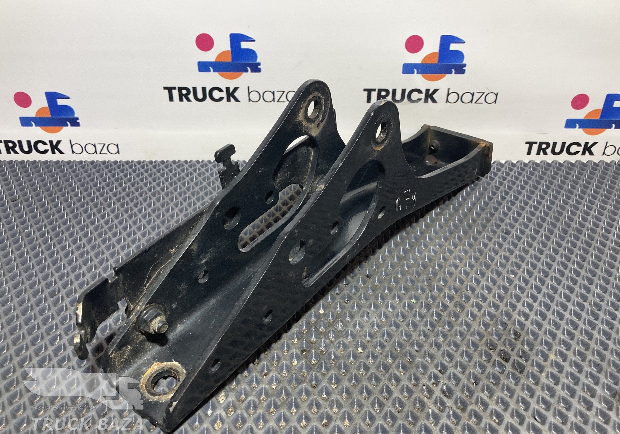 81417010092 Кронштейн подушки кабины передний