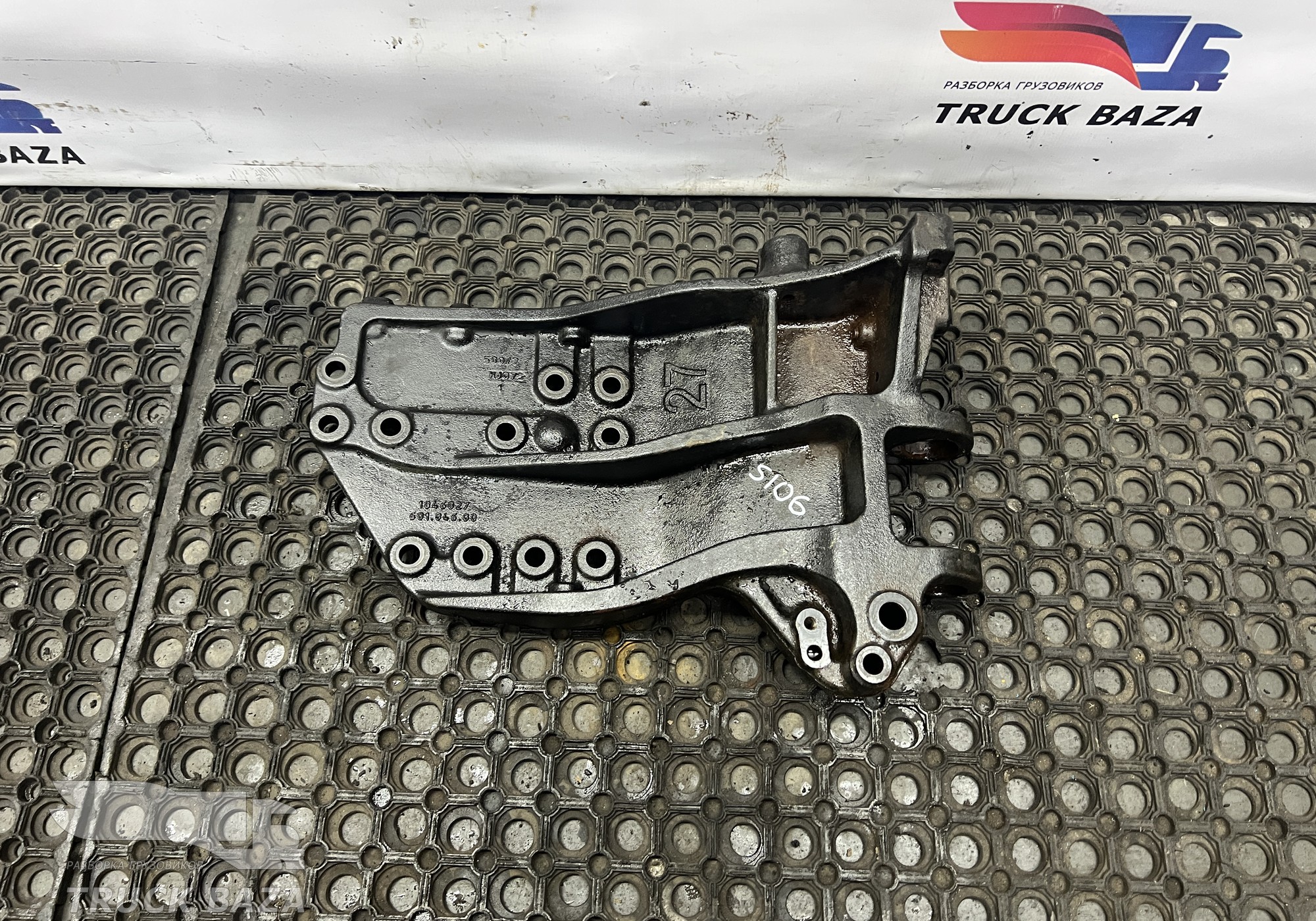 1846827 Кронштейн переднего бампера правый