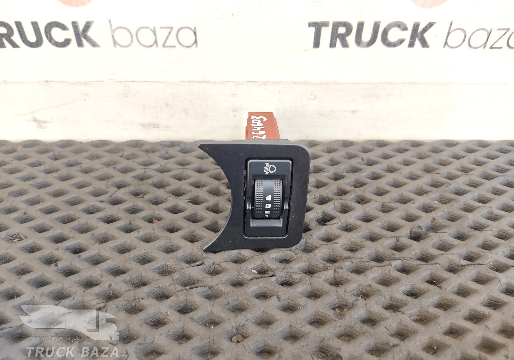 81259070333 Кнопка корректора фар