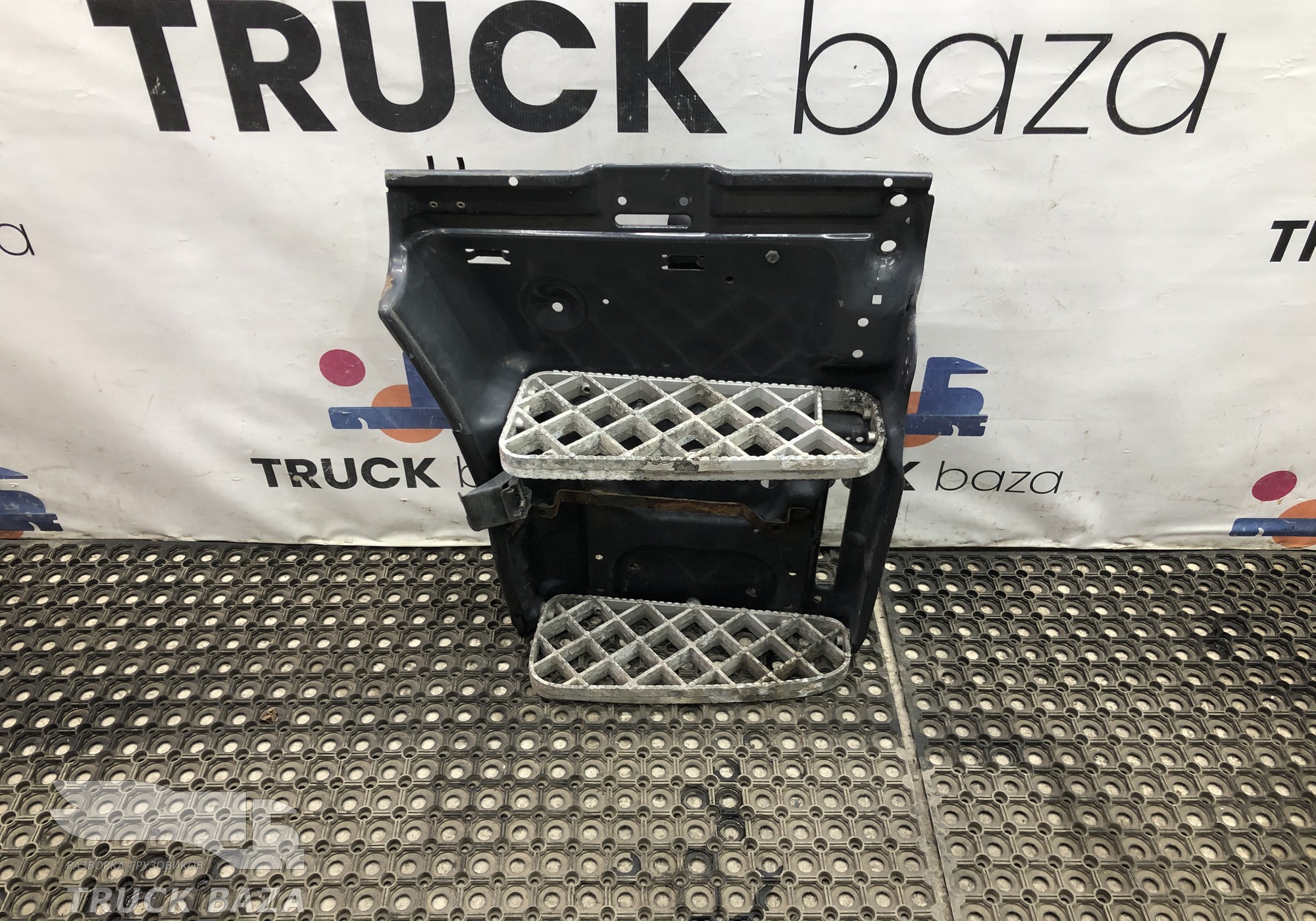 1515192 Корпус подножек правый