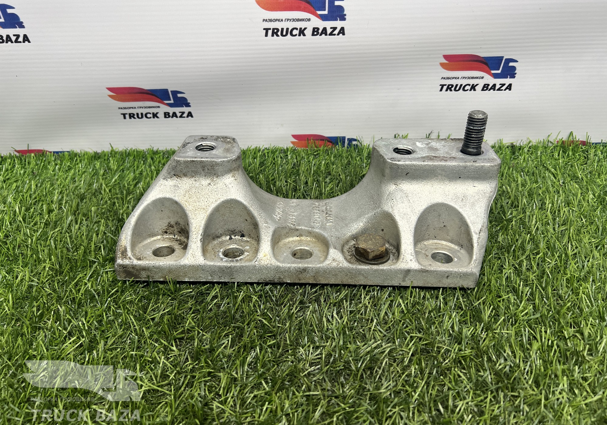 1787517 Кронштейн топливного бака