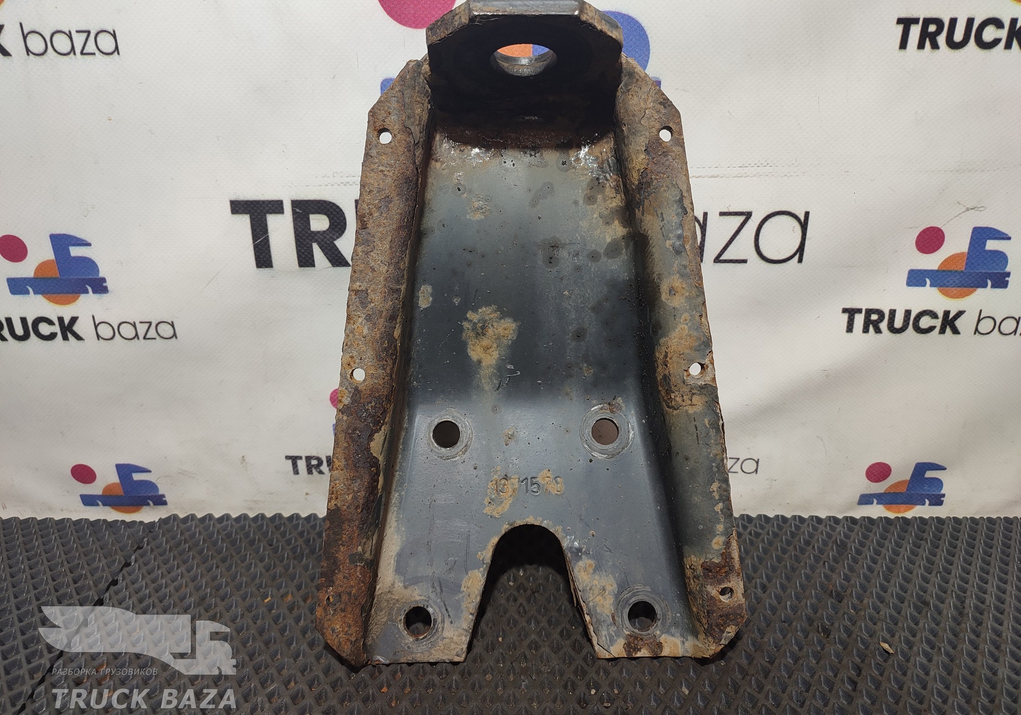 1371578 Кронштейн переднего амортизатора