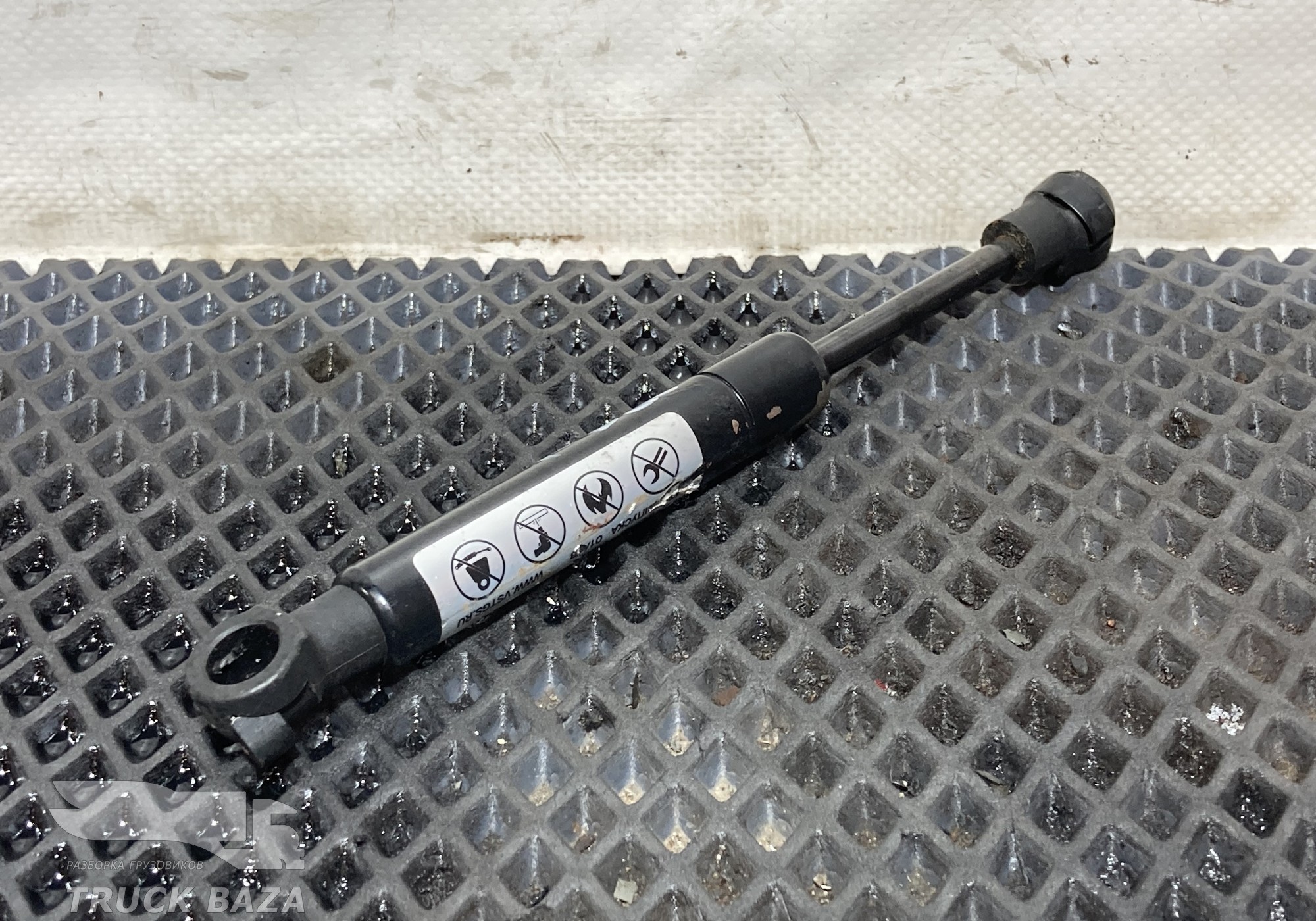 384590 Амортизатор бардачка верхнего для КАМАЗ 54901