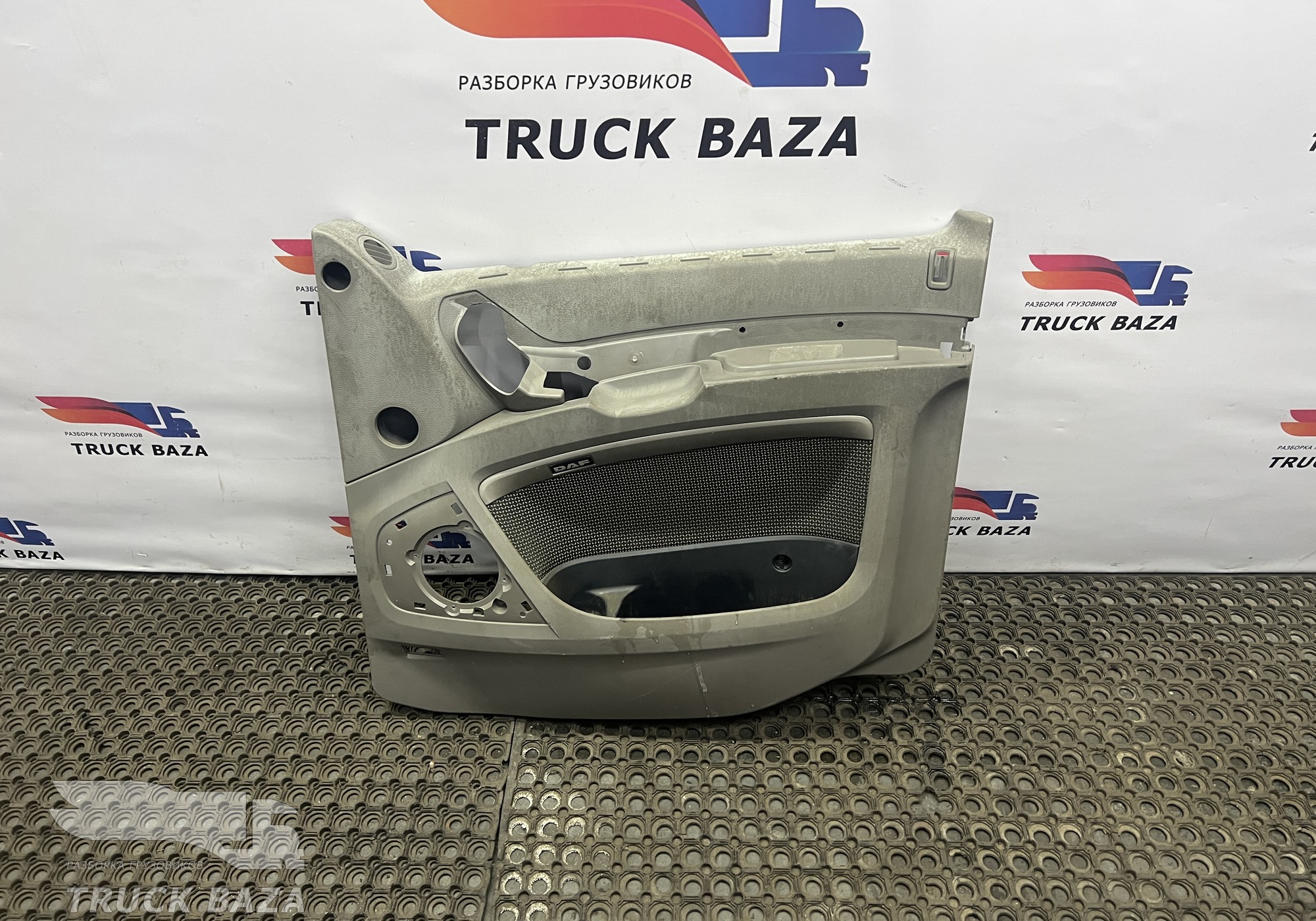 1679386 Обшивка двери правой