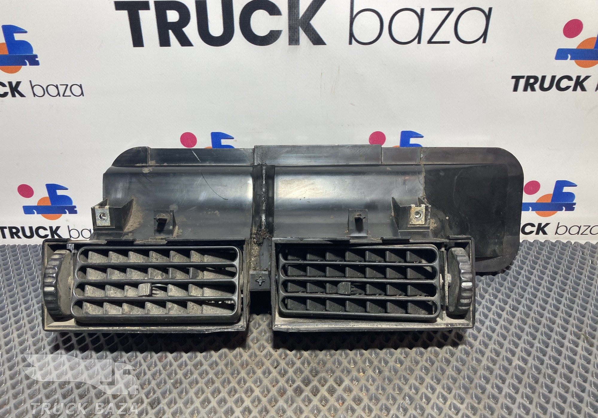 1308807 Дефлектор воздушный левый