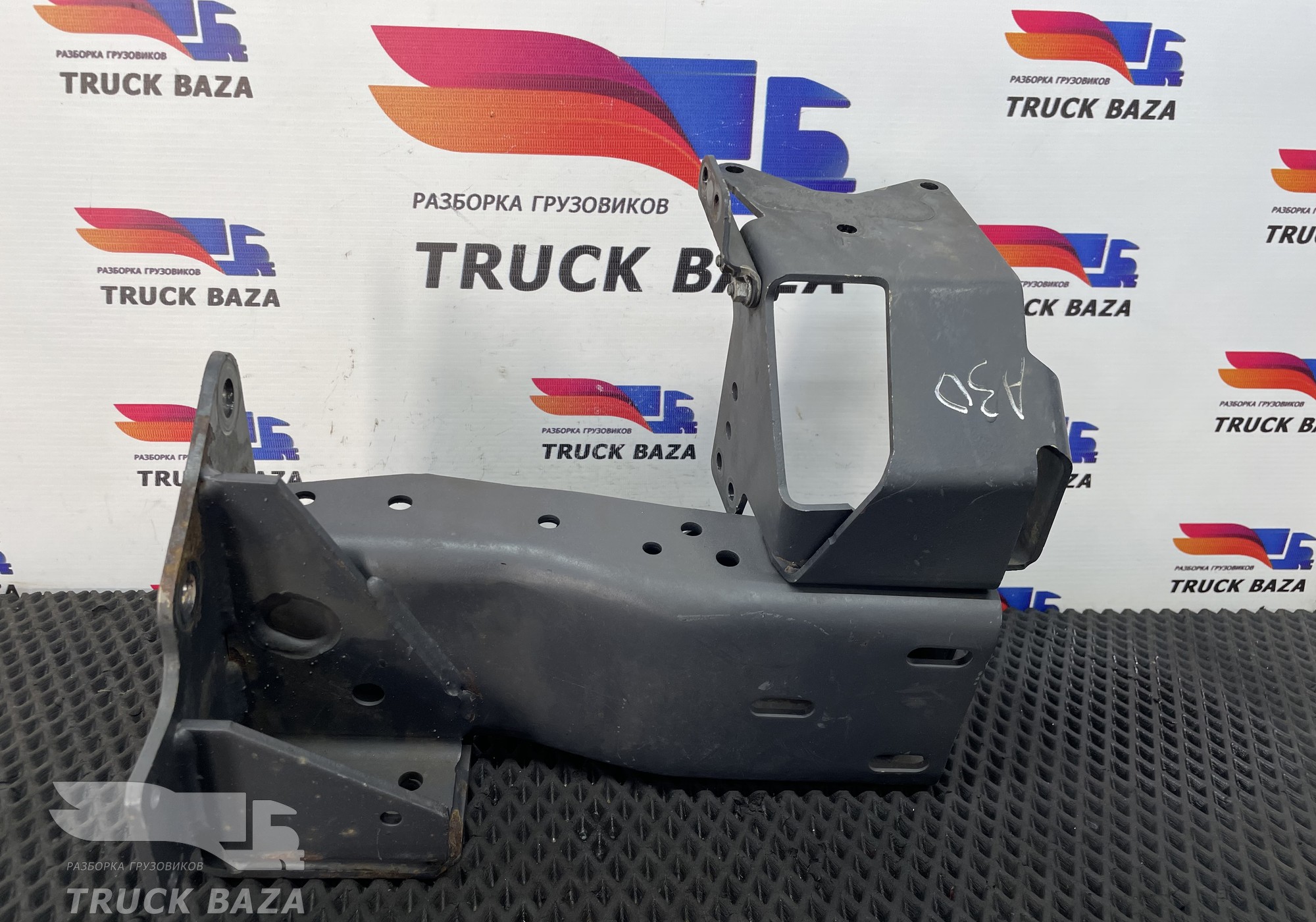 A9305201433 Кронштейн подножки левый для Mercedes-Benz Axor II (с 2004 по 2010)