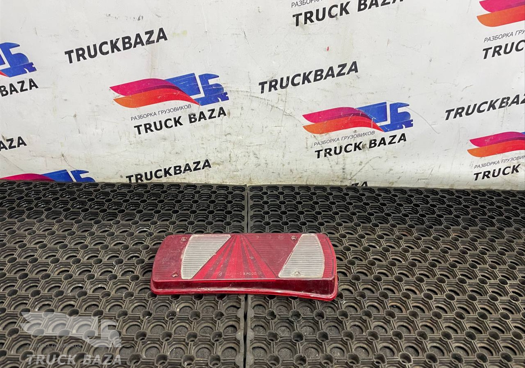 U02610R Стекло фонаря заднего для Полуприцепы Koegel