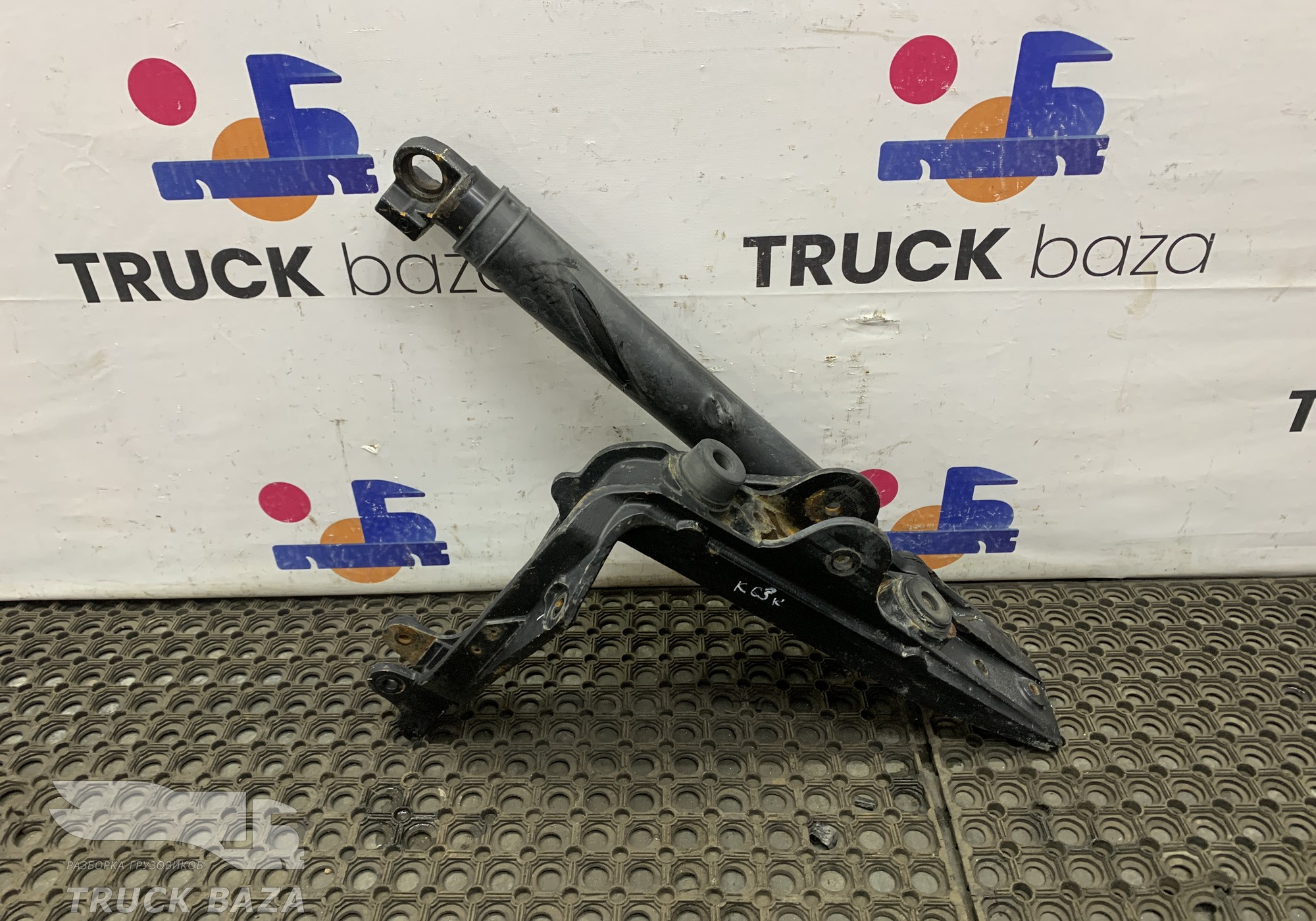 45104500302190 Цилиндр подъема кабины с кронштейном для КАМАЗ 5490 (с 2013)