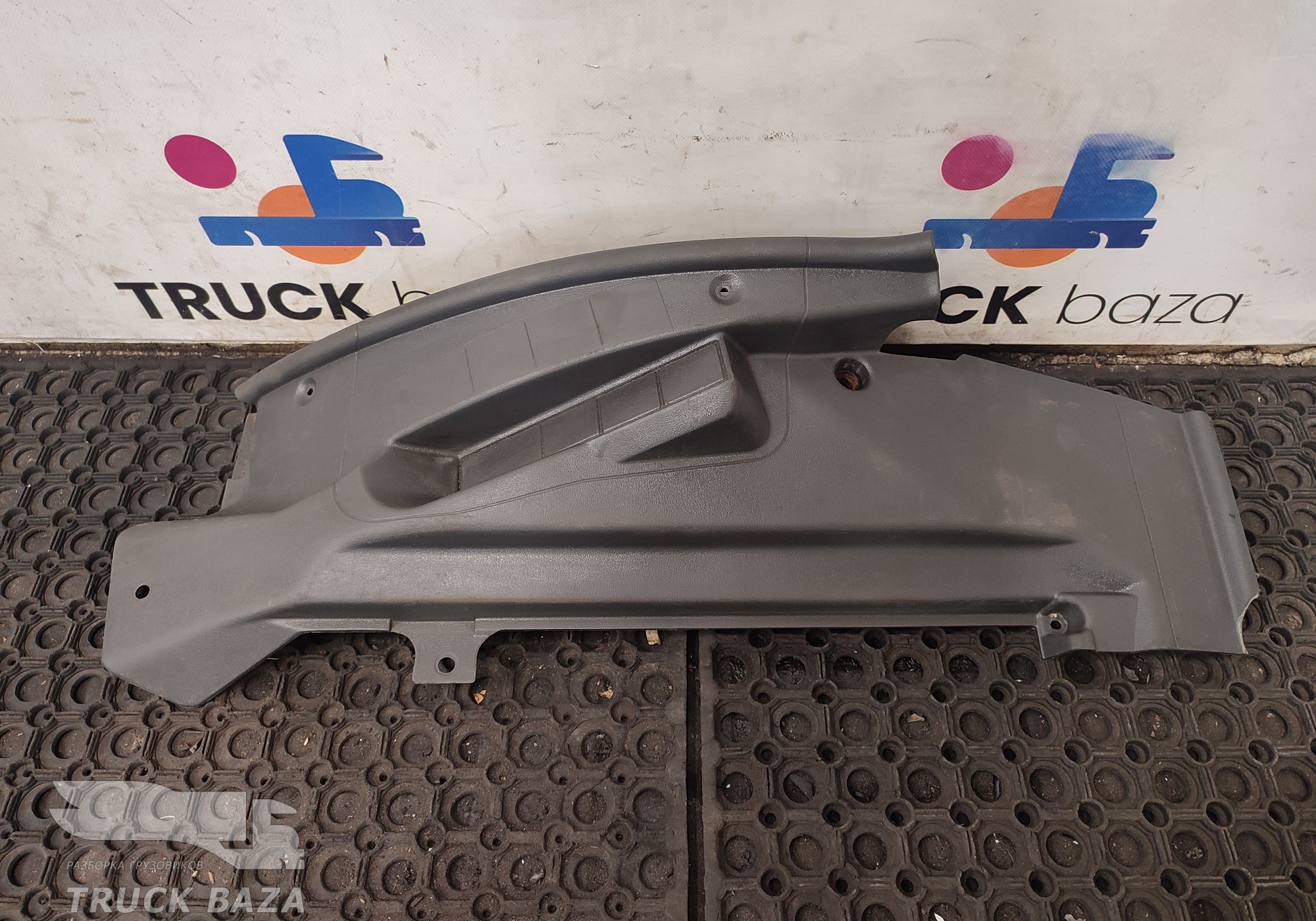 9736842318 Накладка порога правая