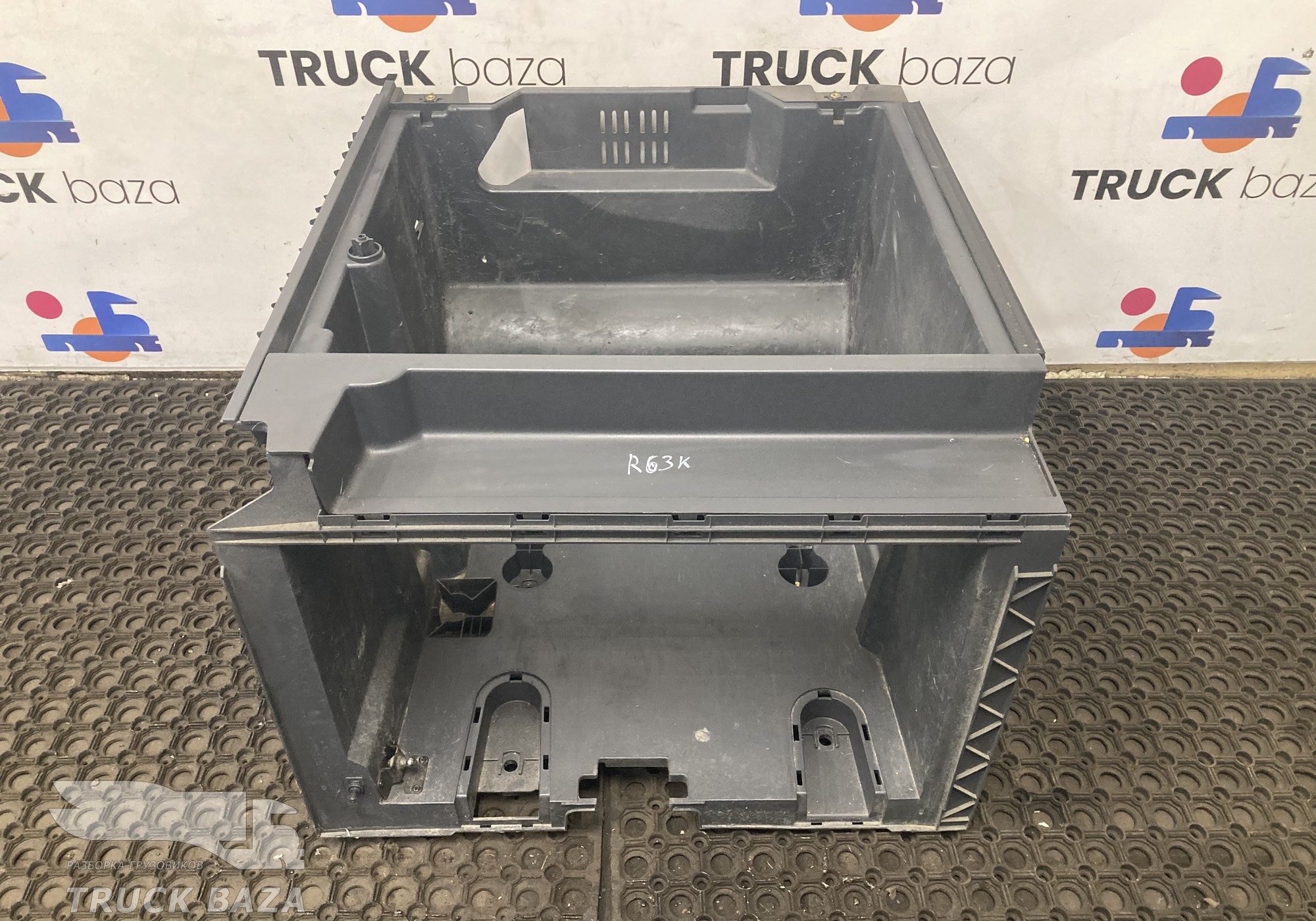 82316006 Ящик инструментальный левый для Renault T (с 2013)