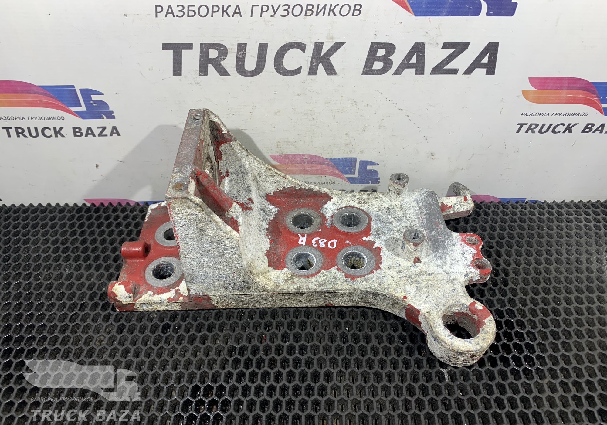 1735003 Кронштейн бампера правый для Daf 95