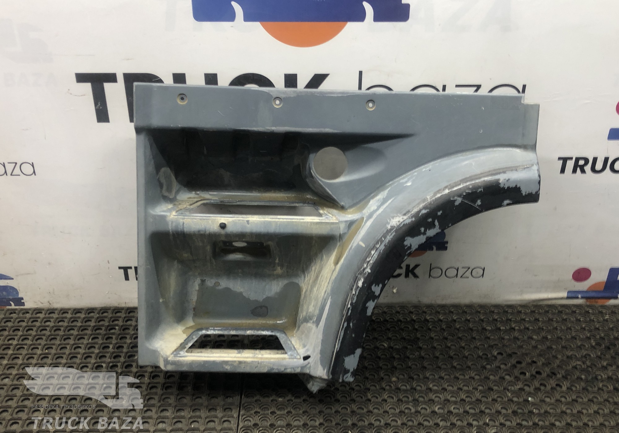 1656911 Корпус подножек левый