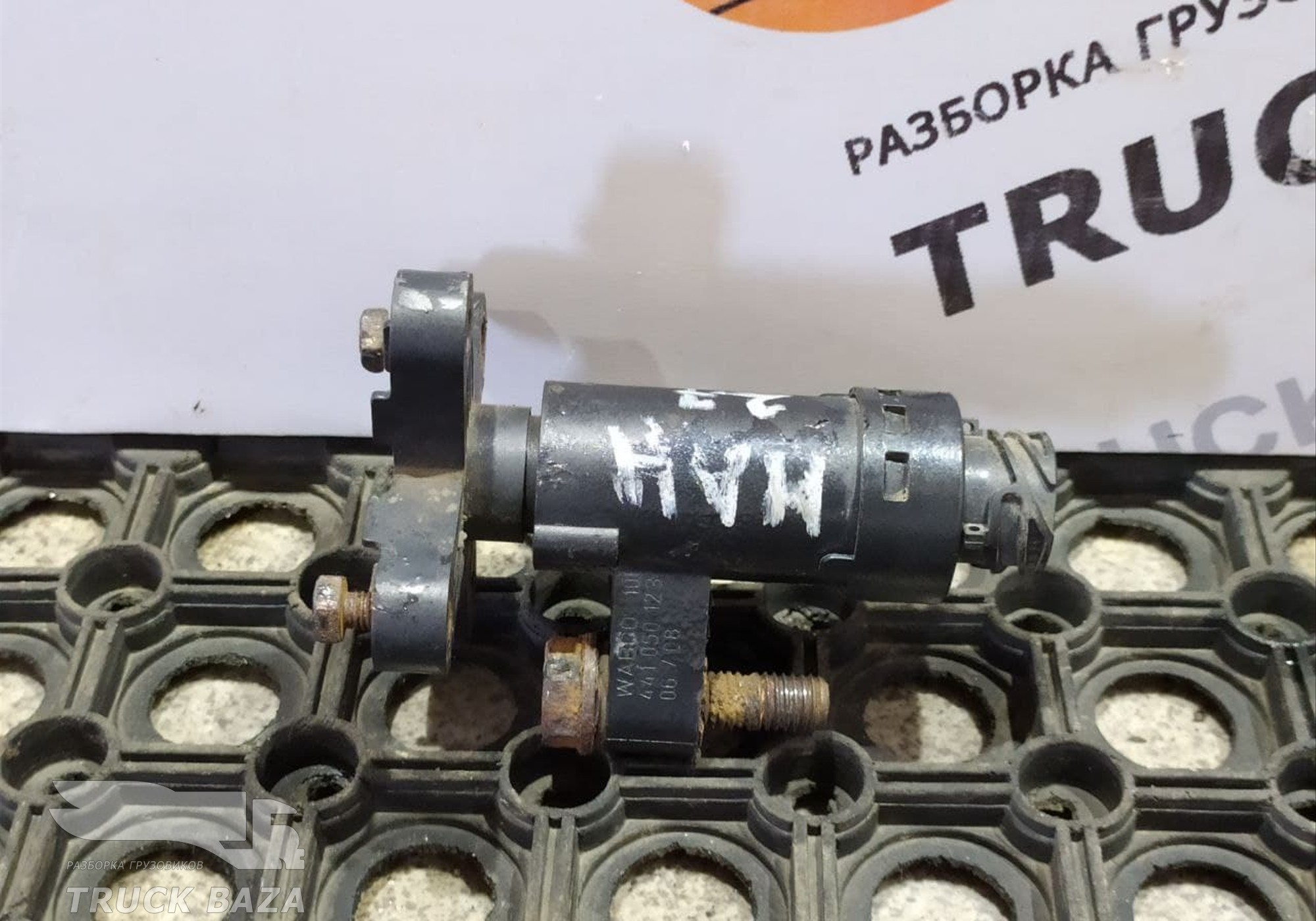 Датчик уровня пола ман f2000 задний. Подключение крана уровня пола. 4640023300 регулятор уровня пола kamaz. Датчик пневмоподушки ивеко стралис. Датчик уровня пола газон некст 10т.