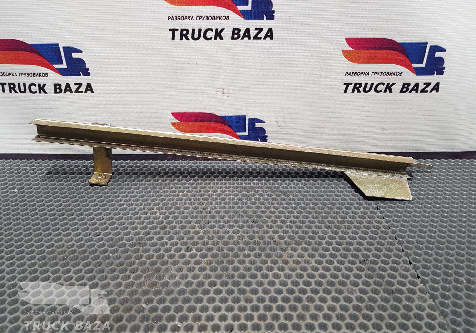 1389192 Направляющая стекла двери правой для Daf XF105
