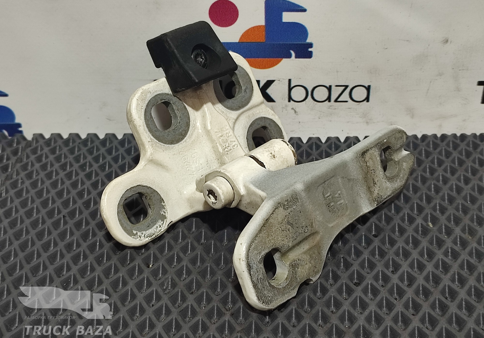 82319253 Петля двери правая для Volvo FH 4 (с 2012)