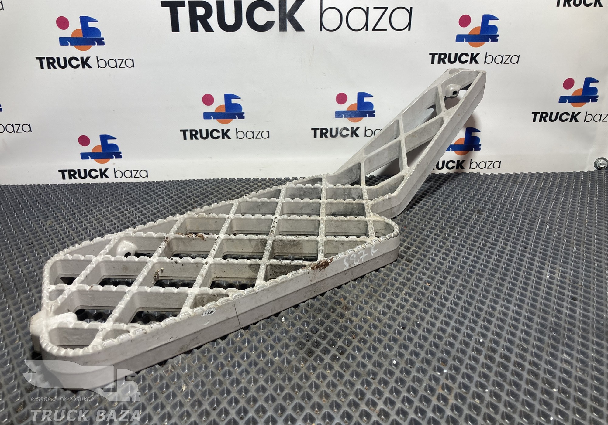 1535039 Подножка левая