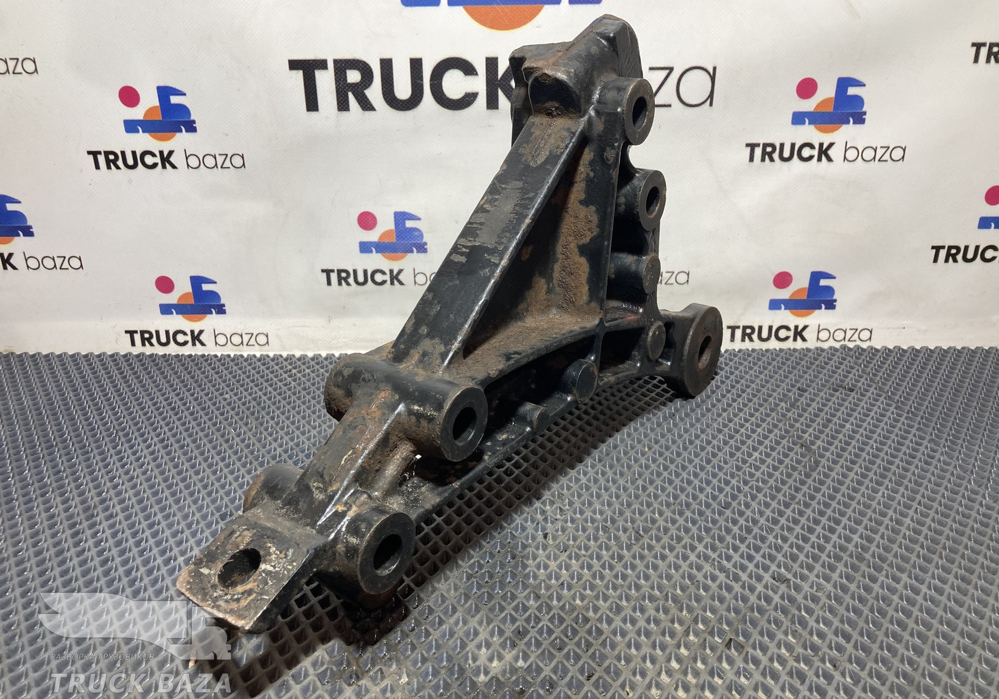 1664087 Кронштейн торсиона кабины правый