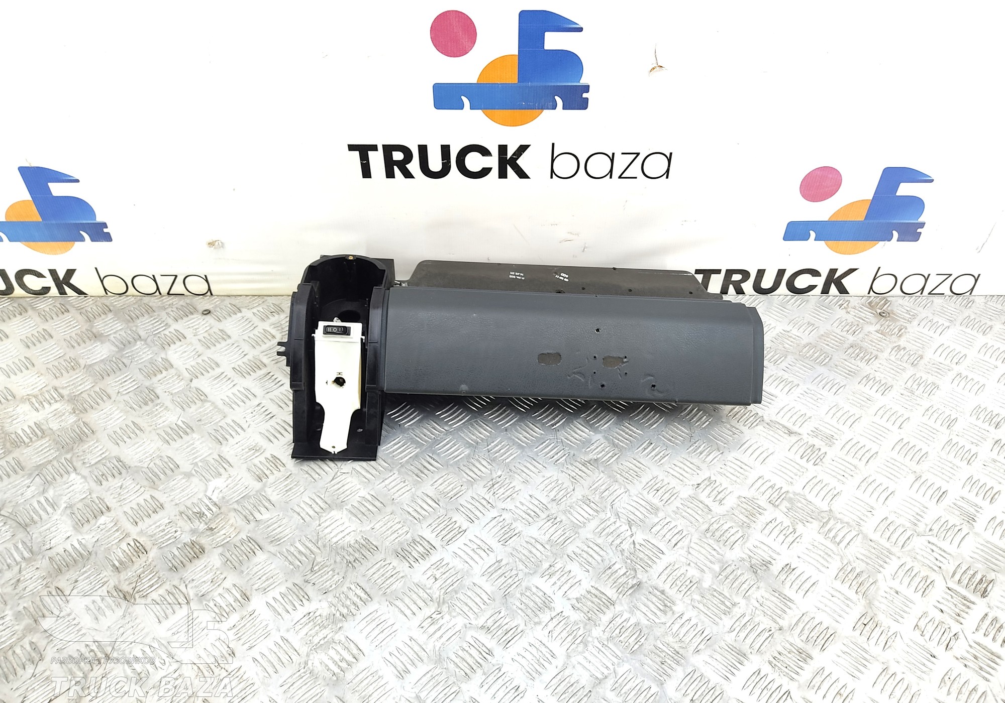 81639030317 Крышка вещевого ящика для Man